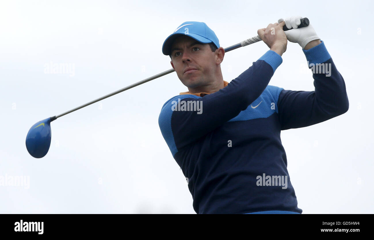 In Irlanda del Nord la Rory McIlroy unità off il sesto tee durante il giorno di pratica presso il Royal Troon Golf Club, South Ayrshire. Foto Stock