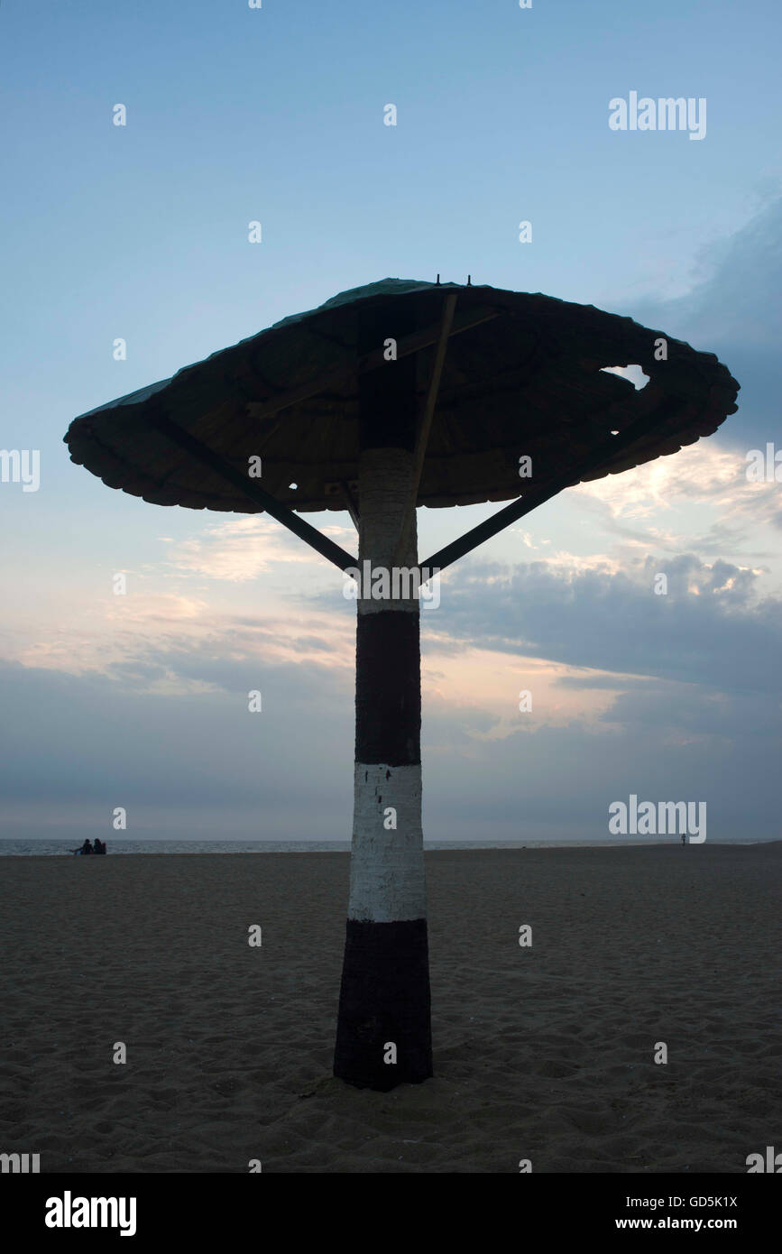 Ombrellone in spiaggia, puri, Orissa, India, Asia Foto Stock