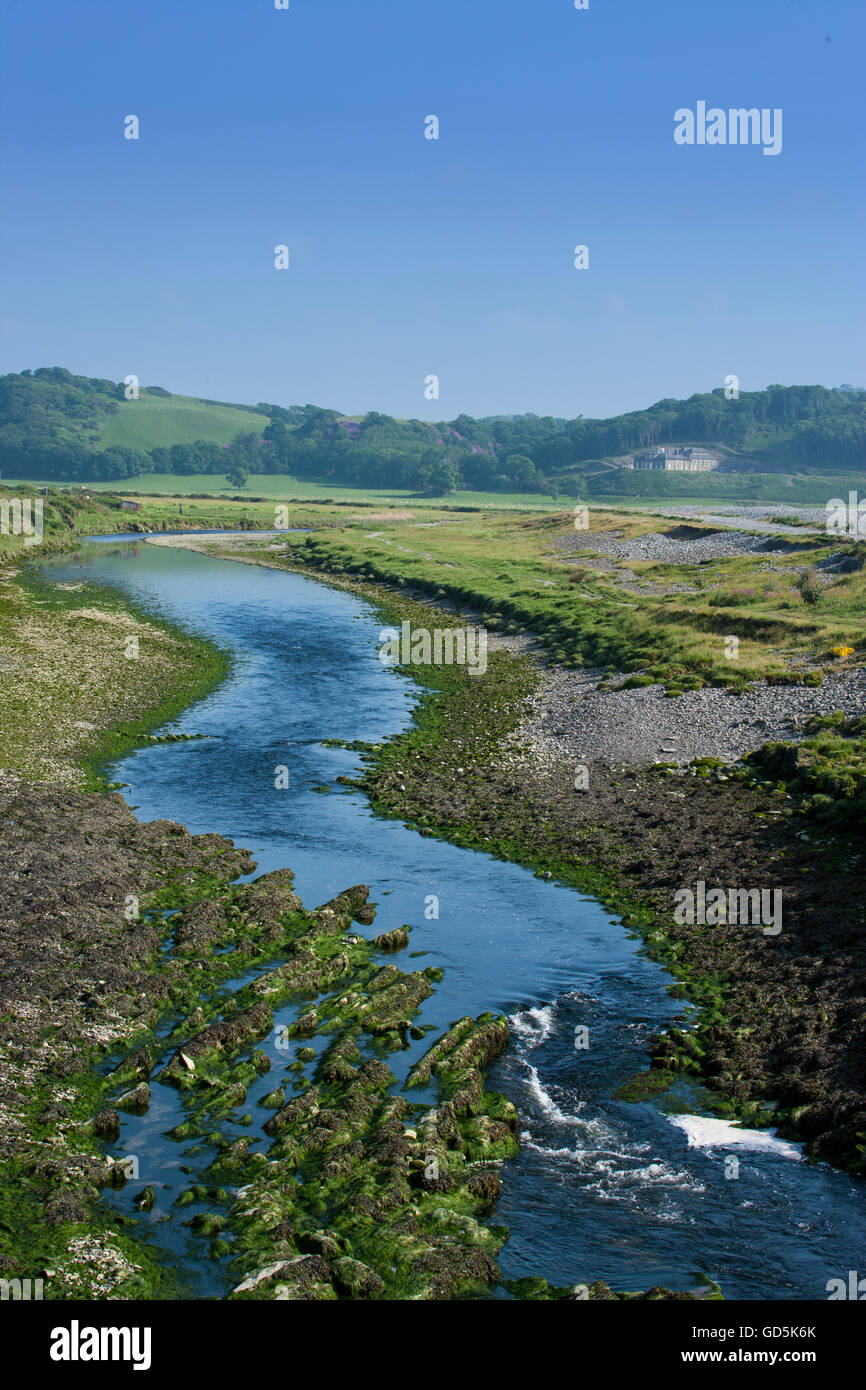 Fiume Ystwyth con Tan Y Bwich station wagon in distanza, Aberystwyth Ceredigion REGNO UNITO Galles Foto Stock