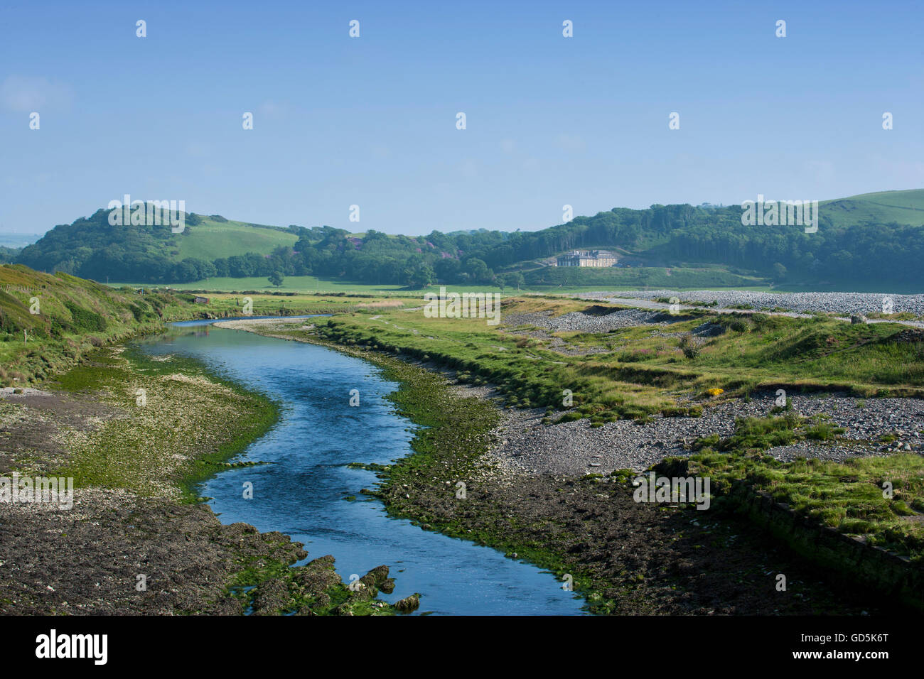 Fiume Ystwyth con Tan Y Bwich station wagon in distanza, Aberystwyth Ceredigion REGNO UNITO Galles Foto Stock