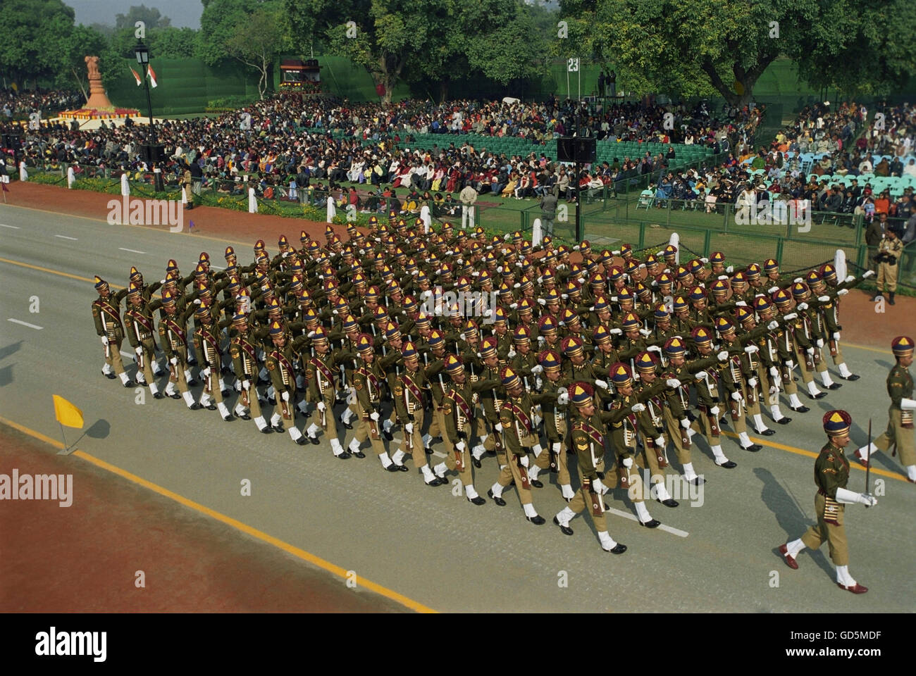 Contingente di polizia in marcia Foto Stock