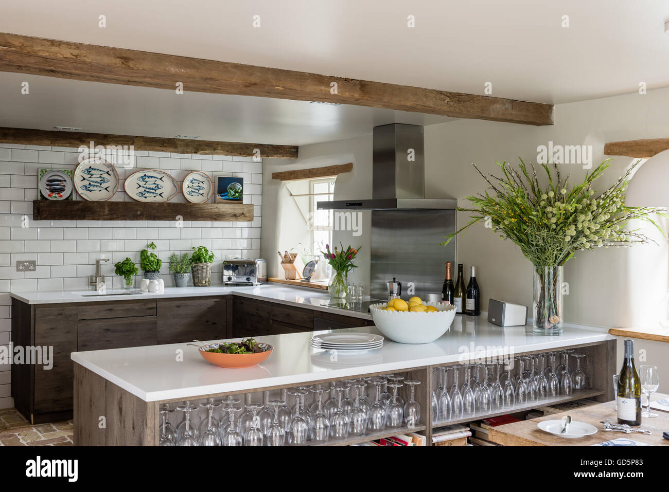 Silestone piani di lavoro e cucine da Iroko nella luminosa e spaziosa cucina con travi a soffitto Foto Stock