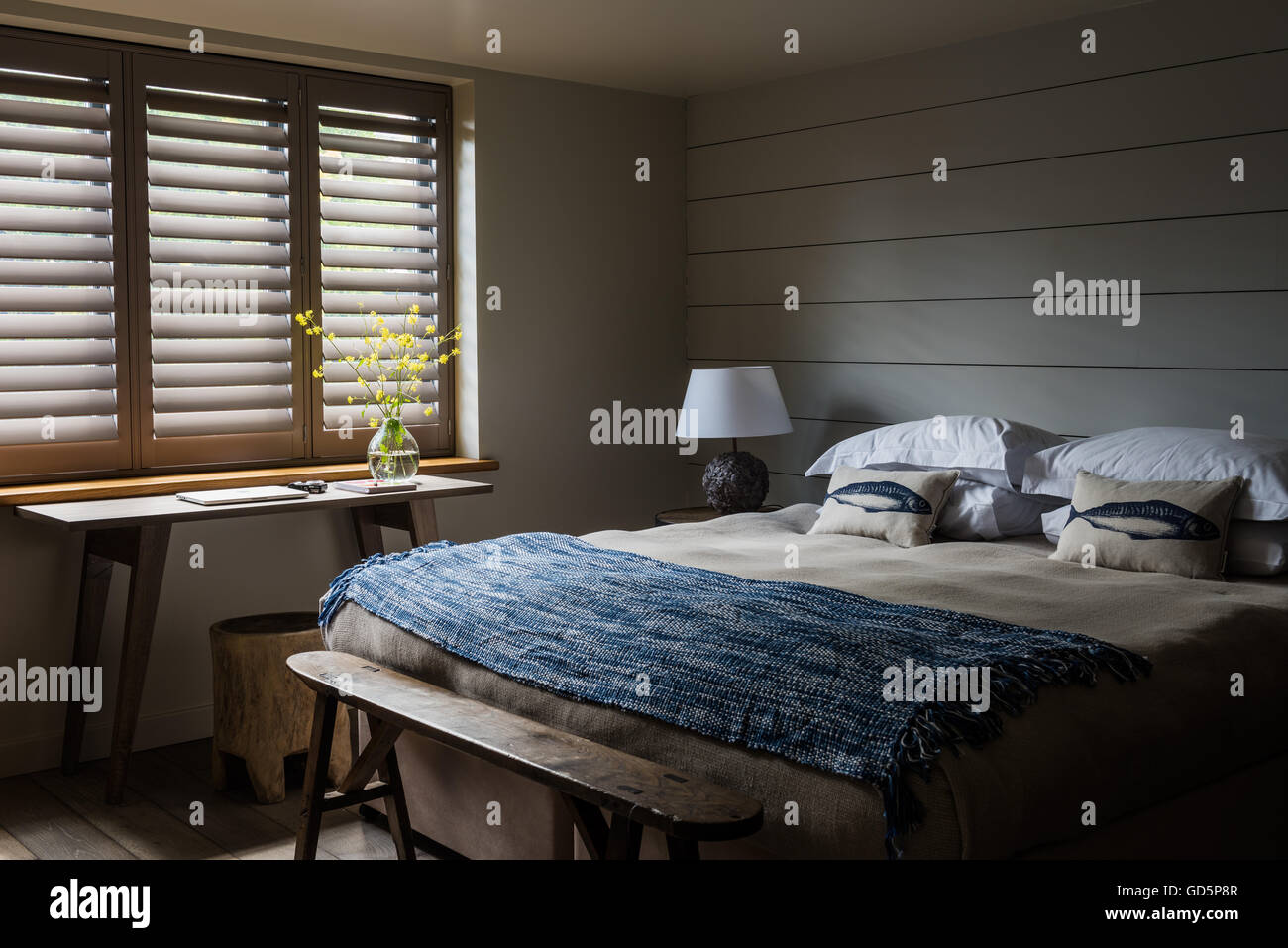 Persiane in stile piantagione in camera da letto con affumicato parquet di quercia da Havwoods e banco di antiquariato Foto Stock