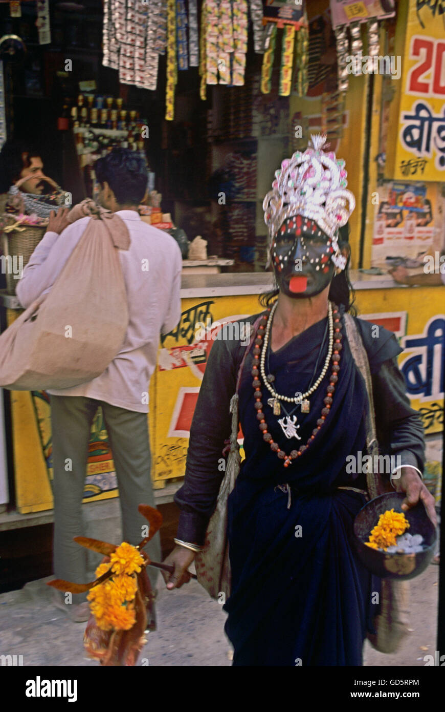 Beggar vestito come dea Kali Foto Stock