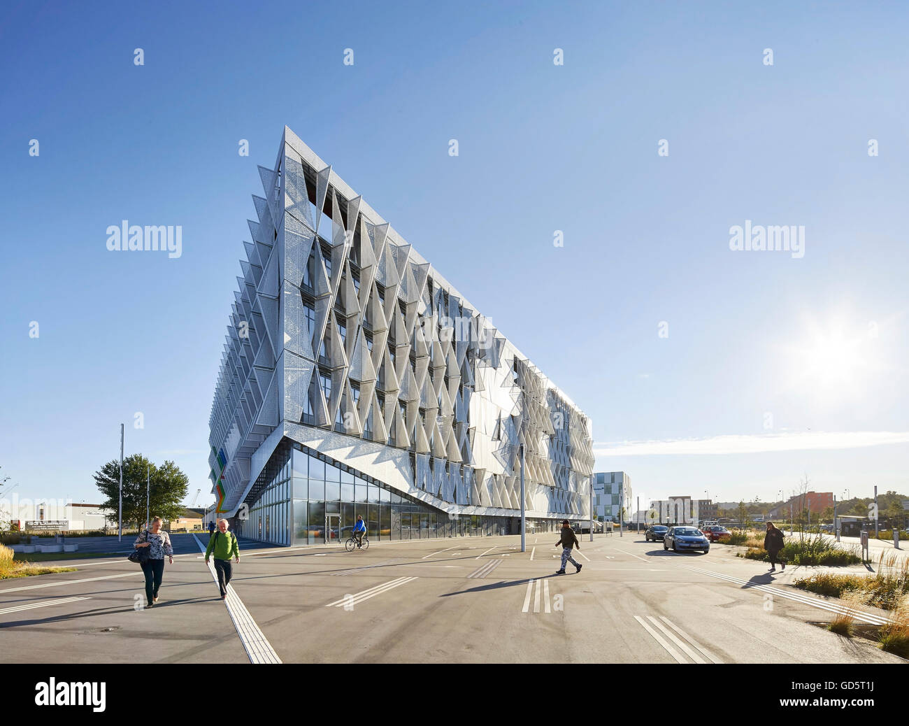 Edificio triangolare facciata in prospettiva con street. SDU Campus Kolding,  Kolding, Danimarca. Architetto: Henning Larsen Architects, 2015 Foto stock  - Alamy