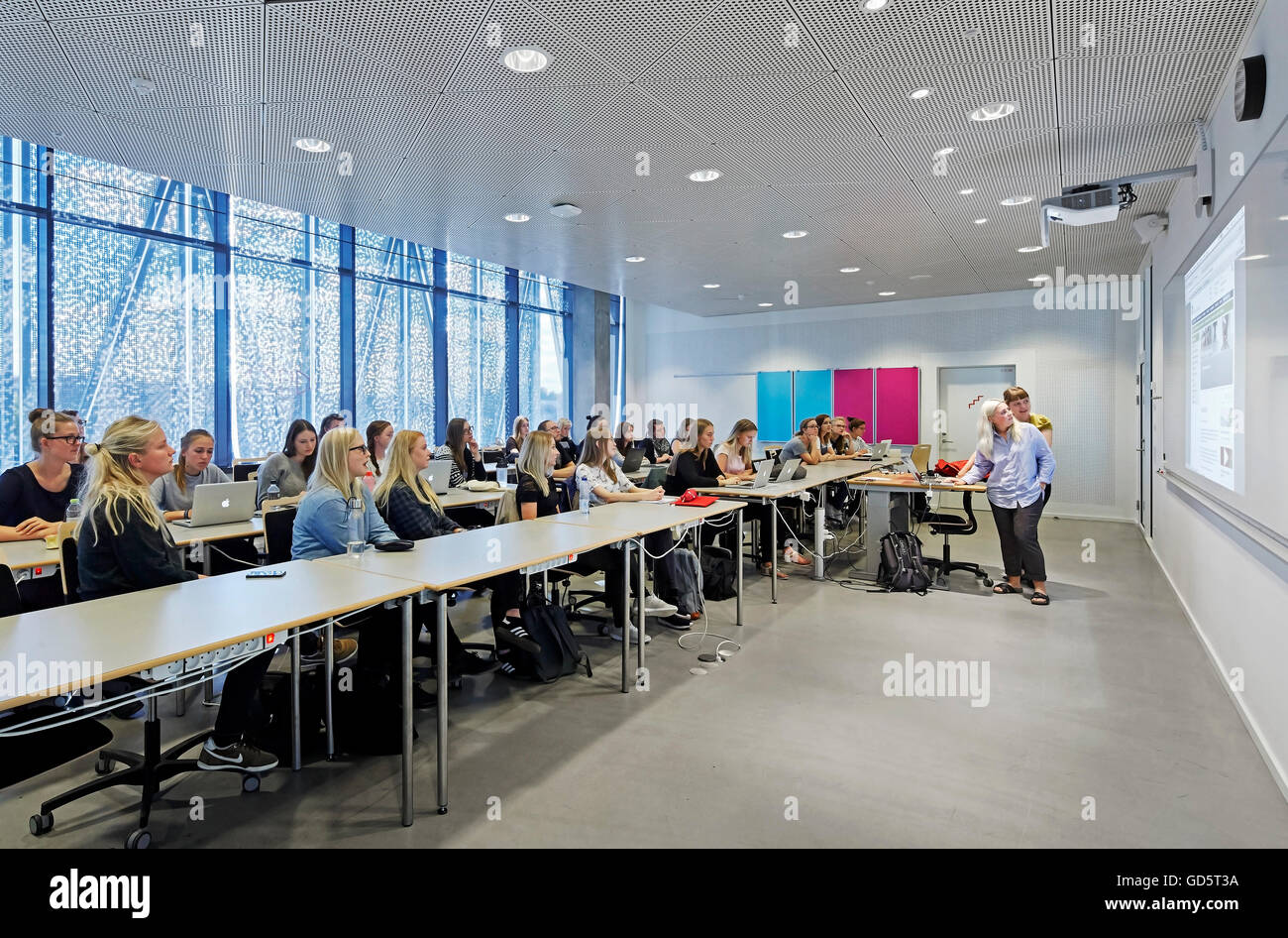 Classe durante una lezione. SDU Campus Kolding, Kolding, Danimarca. Architetto: Henning Larsen Architects, 2015. Foto Stock