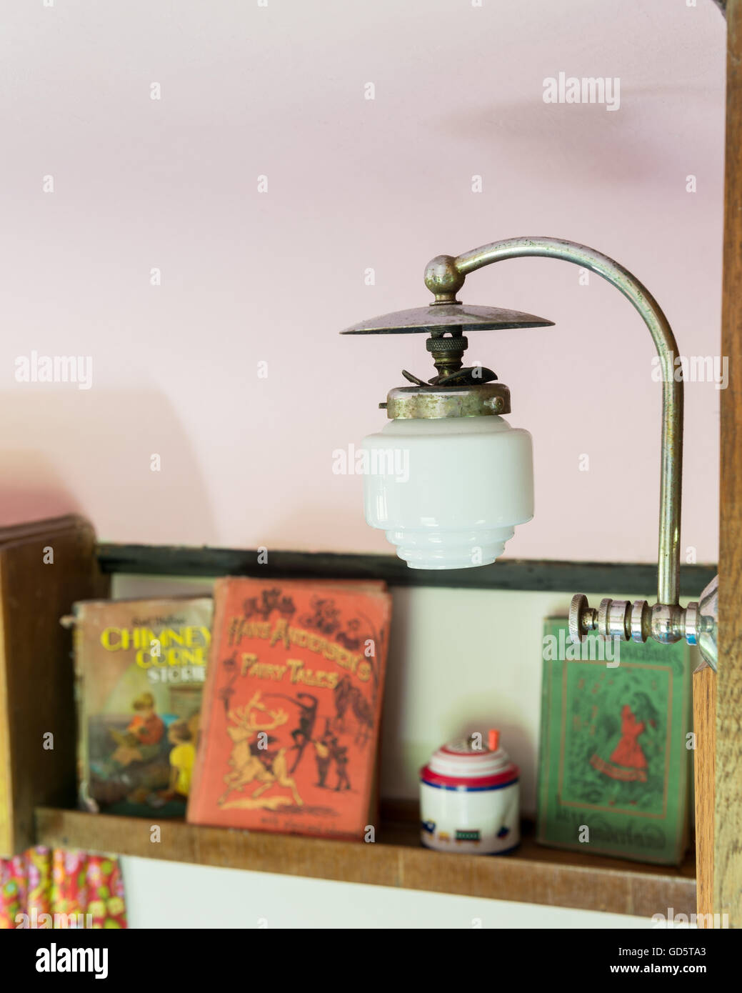 Libri vintage e originale lampada a gas all'interno del caravan vintage / GNU Foto Stock