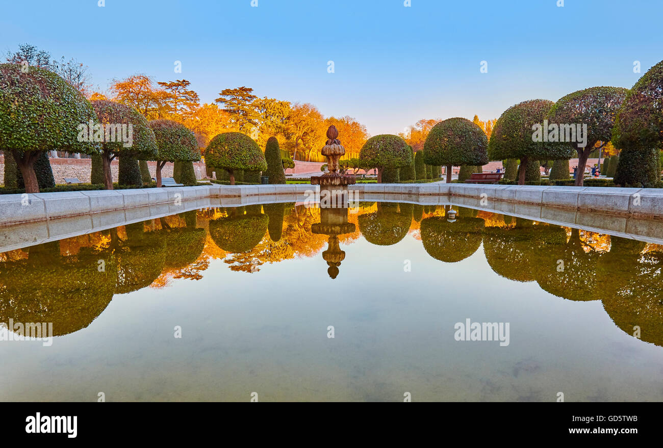 Il parterre di stile francese e al Giardino del Buen Retiro Park. Madrid. Spagna Foto Stock