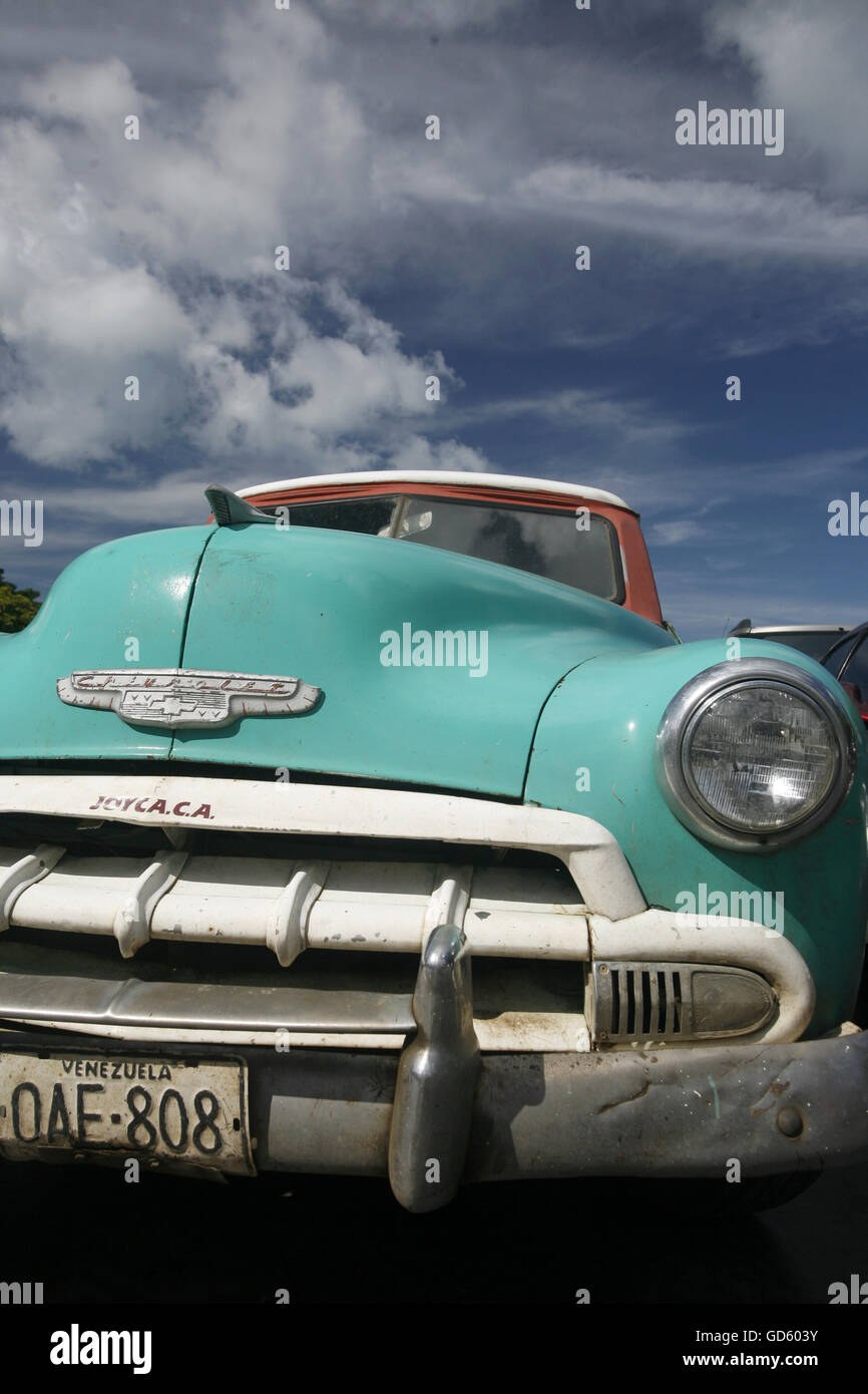 Una vecchia auto americana nella città di Juan Griego sulla Isla Margarita nel mar dei Caraibi del Venezuela. Foto Stock