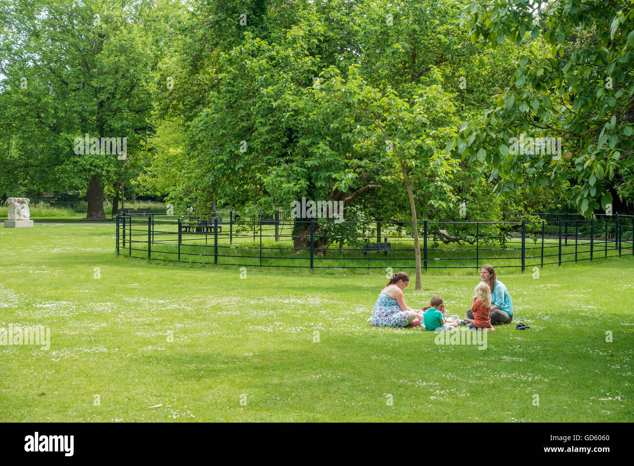 Picnic nel Parco Southover Grange Giardini di Sussex Lewes Foto Stock