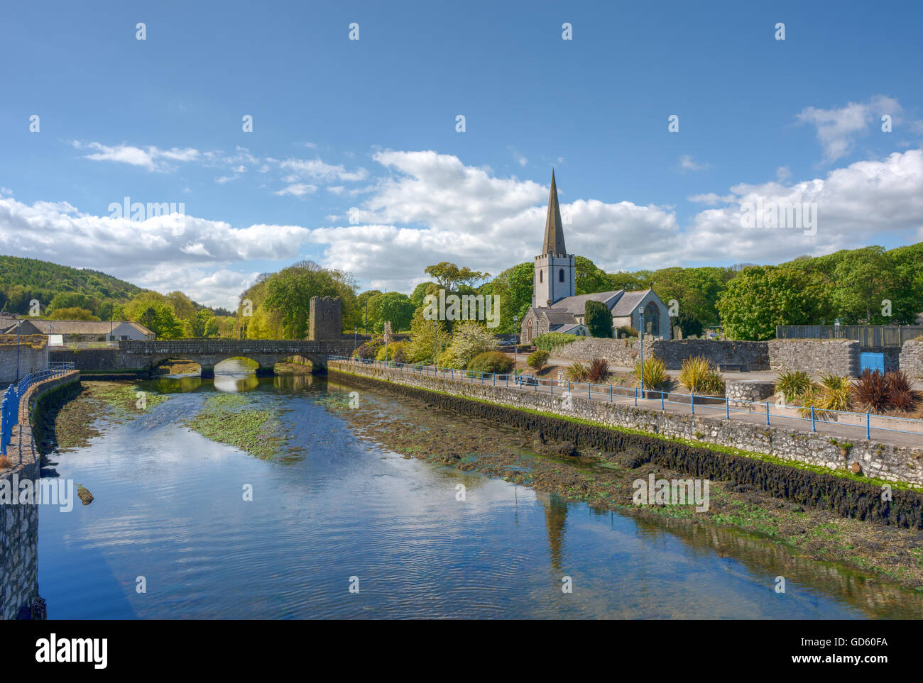 Glenarm (Irish: Valle dell'esercito). un villaggio risalente al periodo normanno insieme in una zona di conservazione, Irlanda del Nord Foto Stock