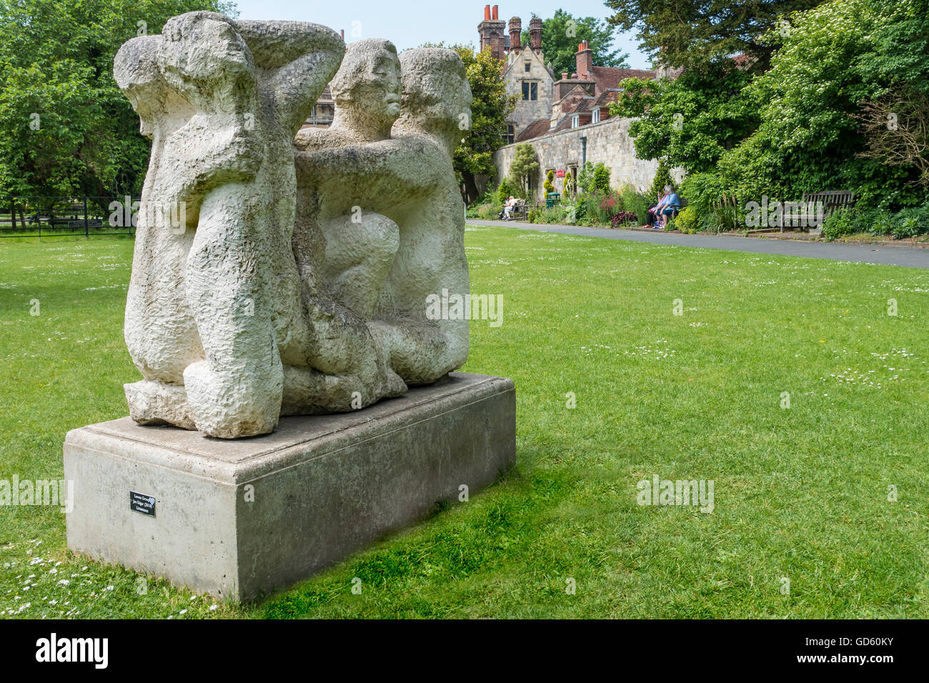 Statua di gruppo di Lewis da Jon Edgar 2010 Southover Grange Giardini di Sussex Lewes Foto Stock