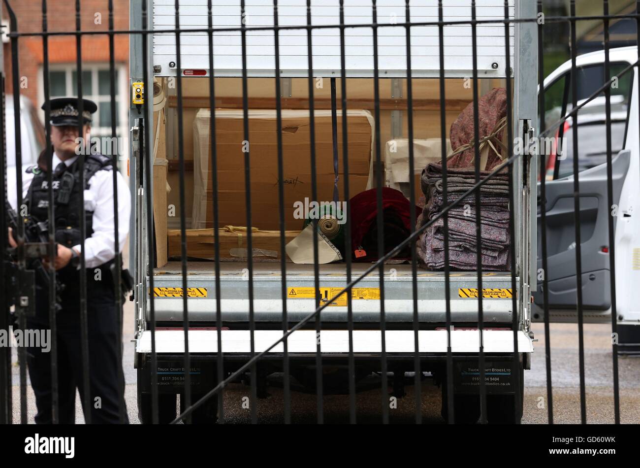 La polizia di controllare il contenuto di un distacco van sul retro del 10 Downing Street, Londra, dopo l'ultima riunione del gabinetto con David Cameron come Primo Ministro ha avuto luogo. Foto Stock