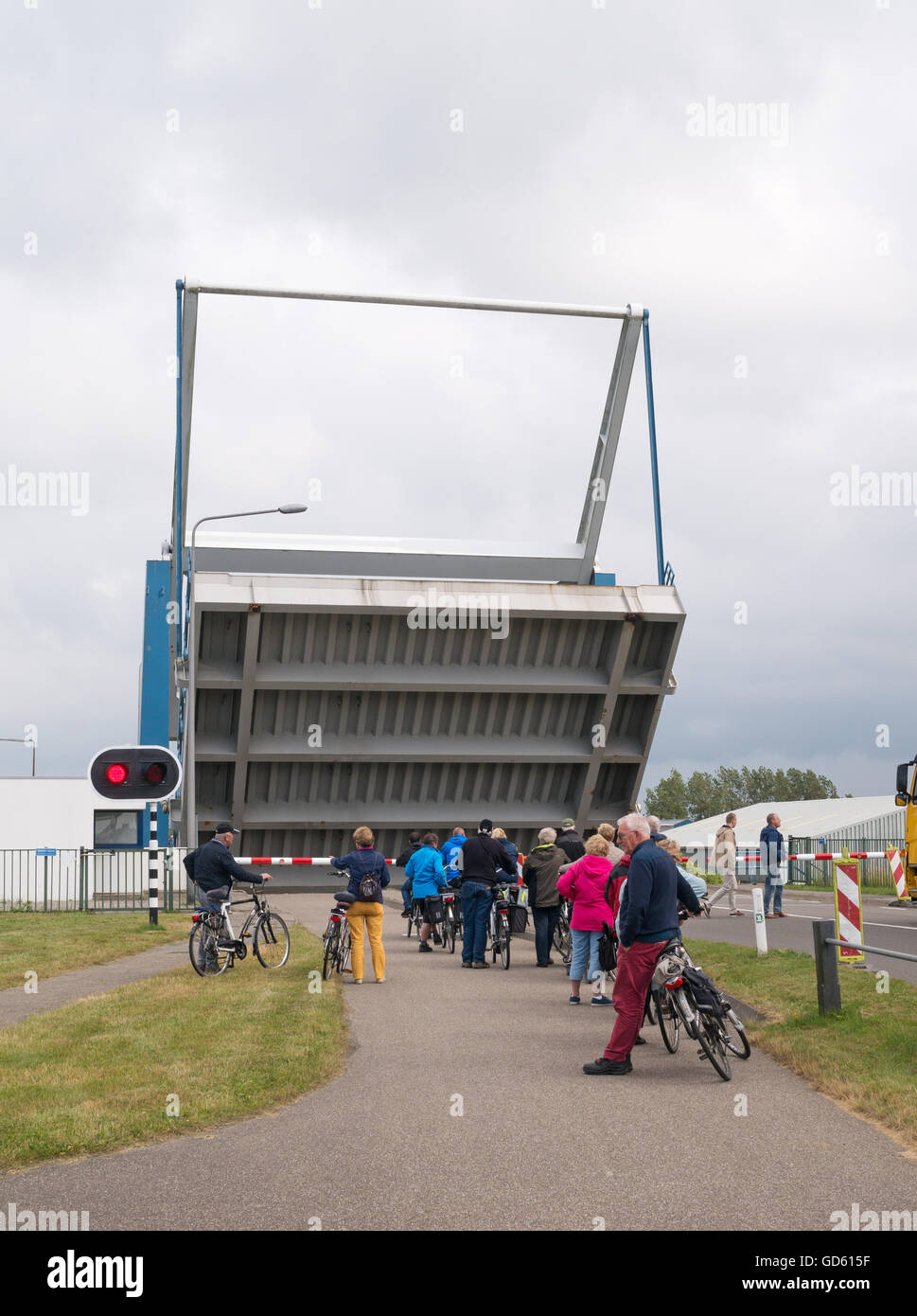 Un gruppo di persone in attesa per il ponte di sollevamento per chiudere, Lauwersoog, de Marne, Olanda, Europa Foto Stock