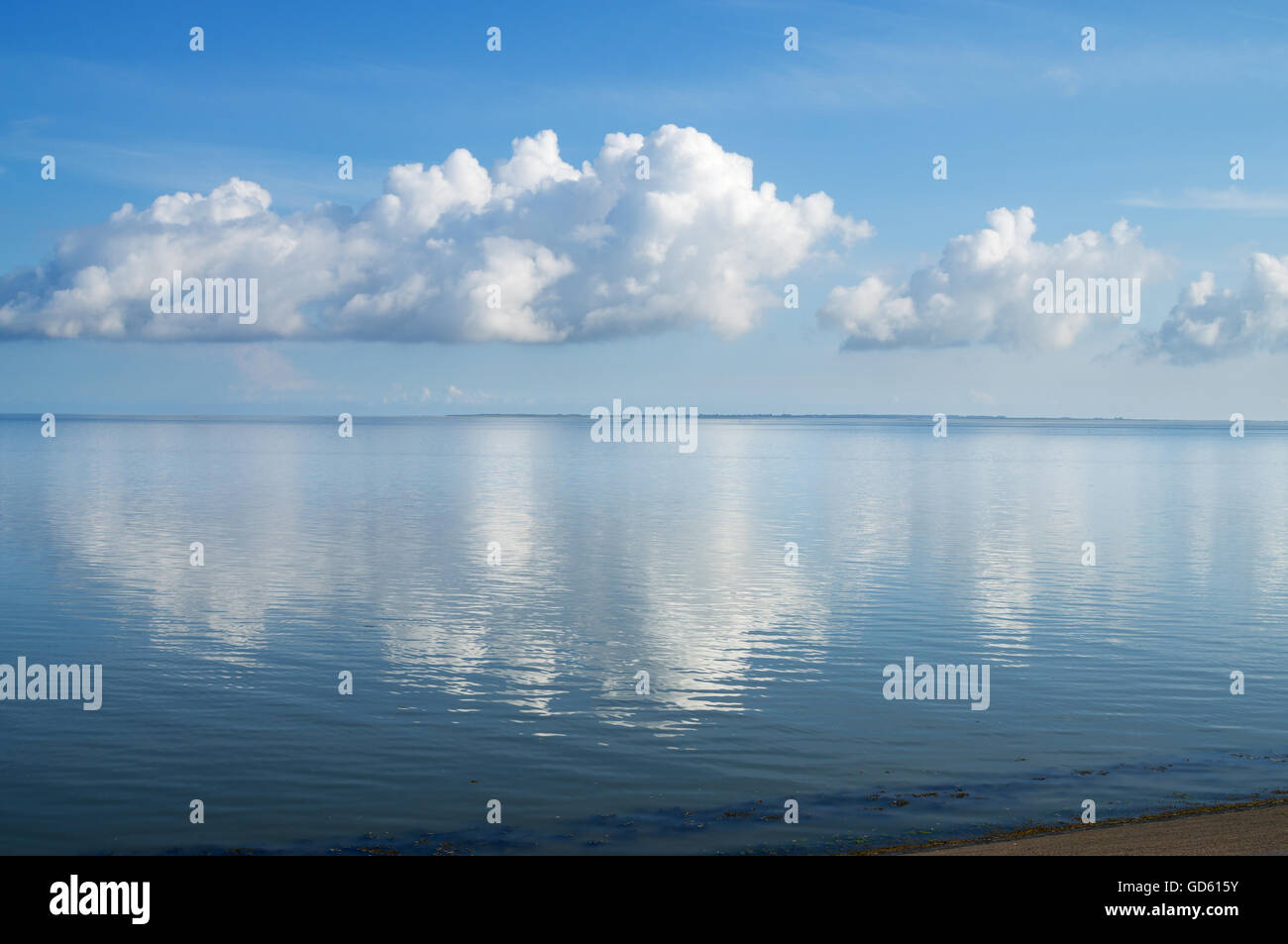 Nuvole riflettono in un mare liscio, Lauwersoog, de Marne, Olanda, Europa Foto Stock