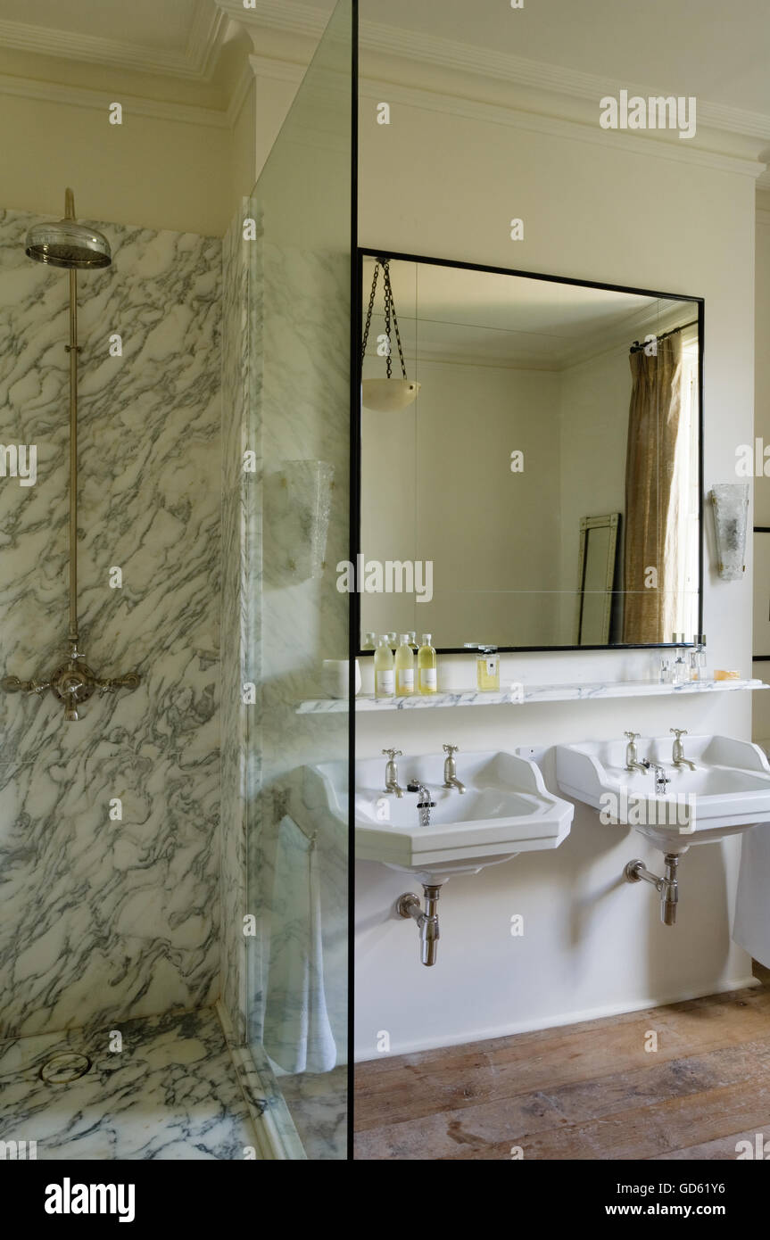 Doccia in marmo con unità di grande specchio sopra lavandini doppi in Portland Road, London, Regno Unito Foto Stock