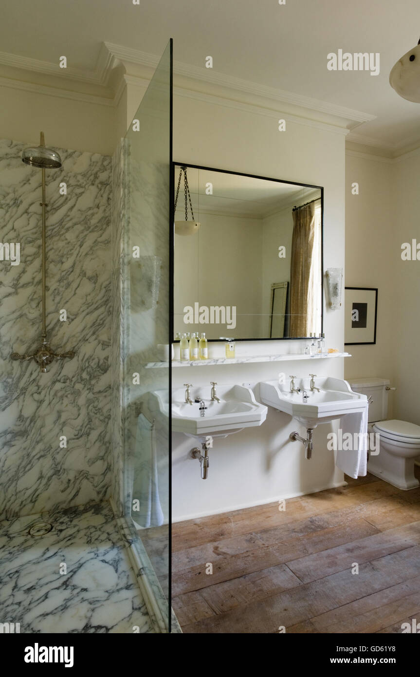 Doccia in marmo con unità di grande specchio sopra lavandini doppi in Portland Road, London, Regno Unito Foto Stock