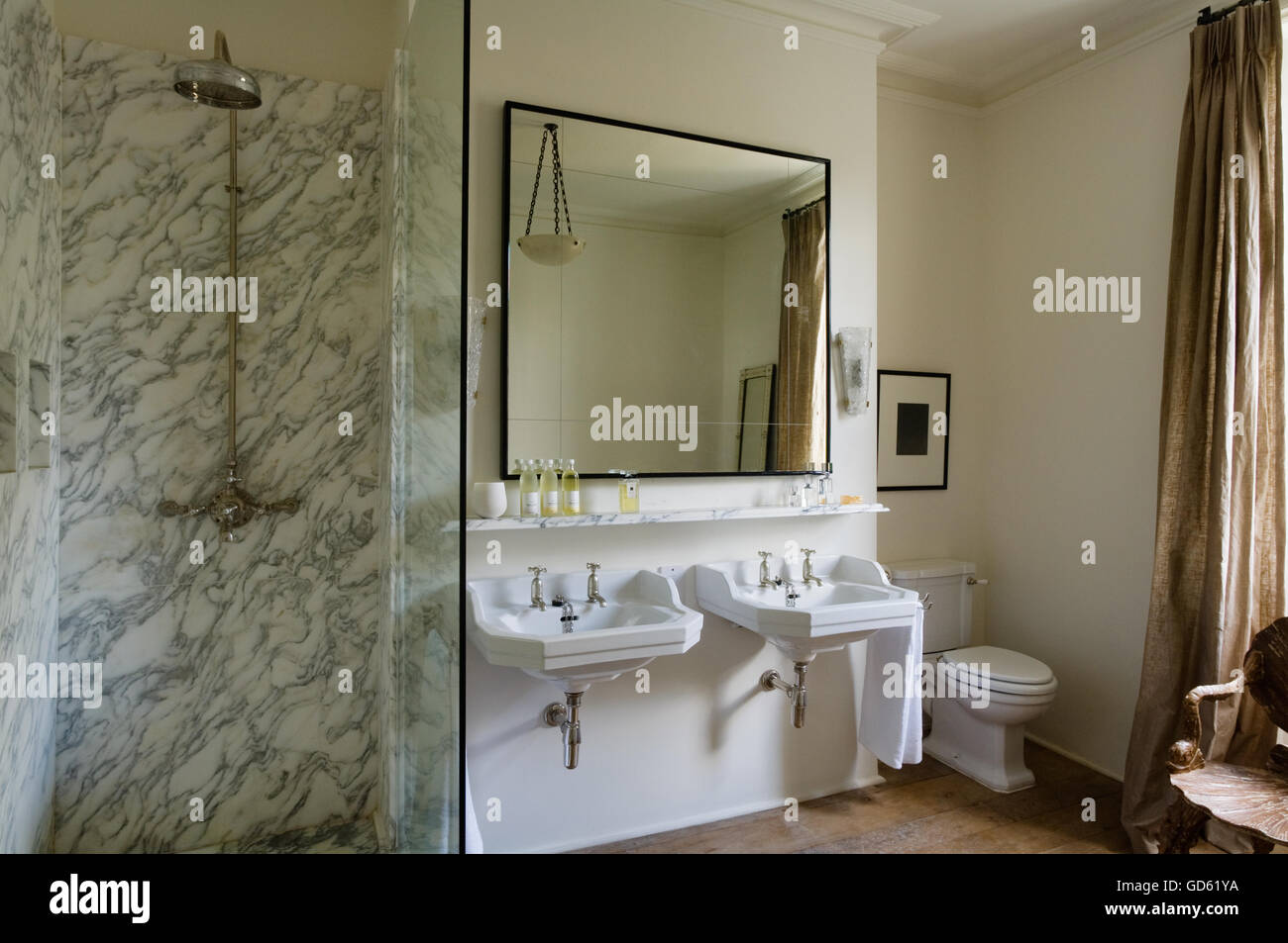 Doccia in marmo con unità di grande specchio sopra lavandini doppi in Portland Road, London, Regno Unito Foto Stock