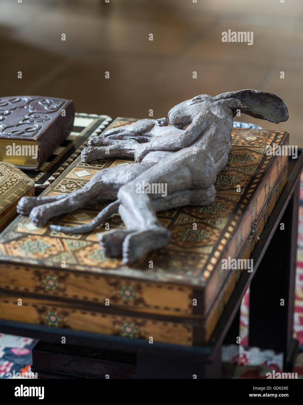 Spooning Lady-Hare e lurcher bozzetti Sophie Ryder su un decorativo casella del backgammon Foto Stock