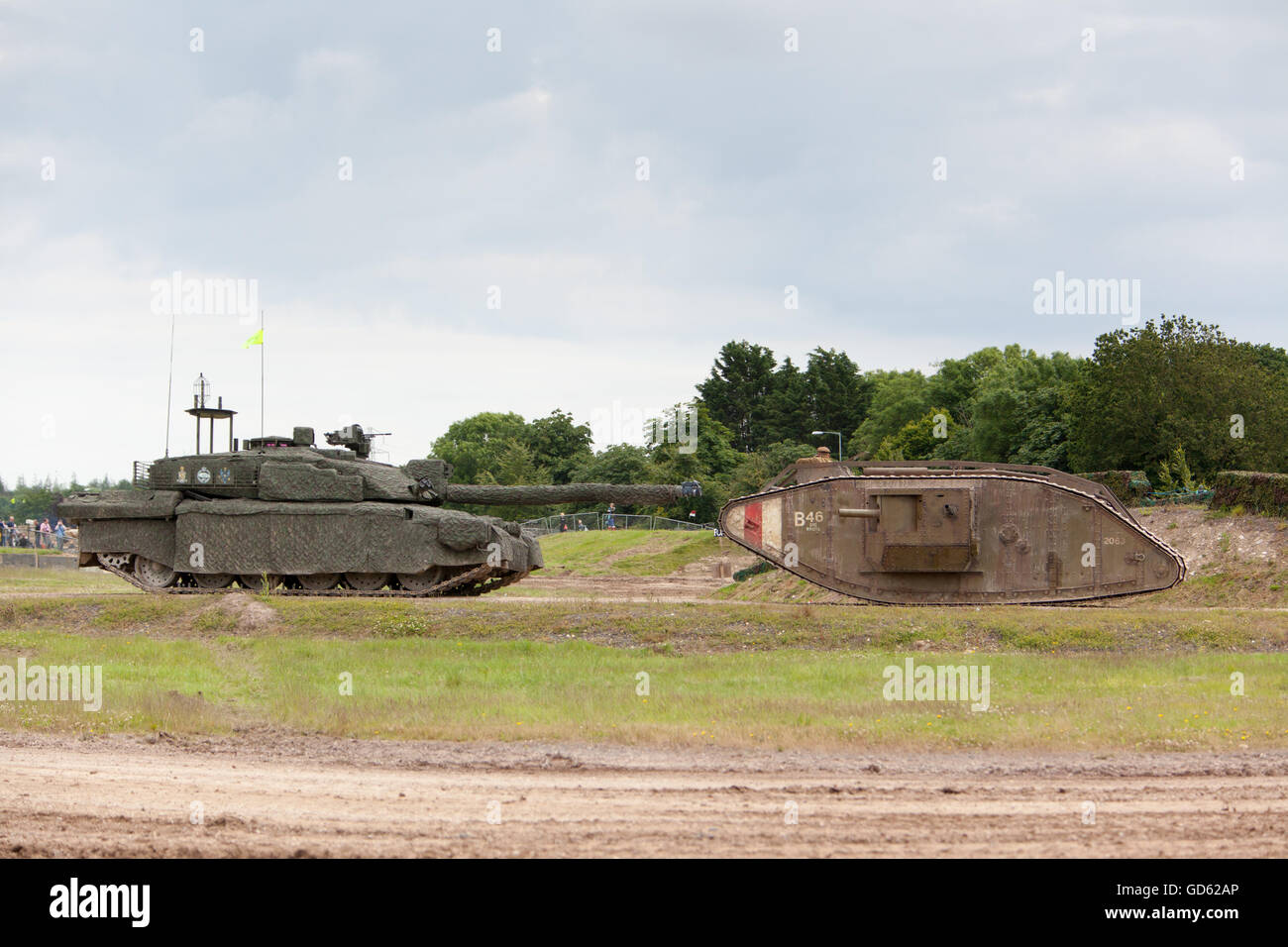 2016 Challenger 2 e prima guerra mondiale Marco IV (replica) serbatoio (come utilizzato nel film War Horse) Foto Stock