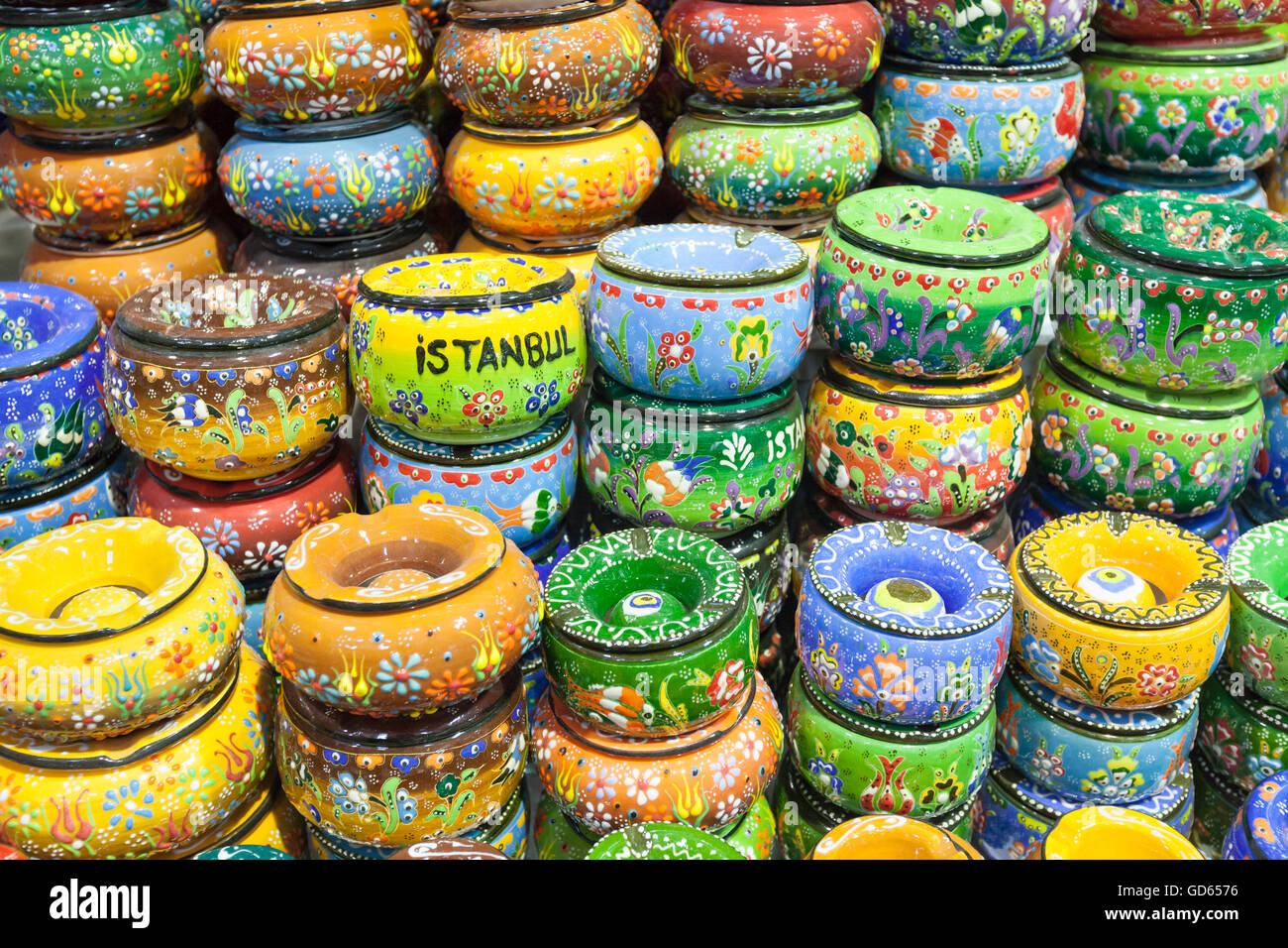 Display negozio di ceramica dipinta all'interno del Grand Bazaar, Istanbul, Turchia Foto Stock