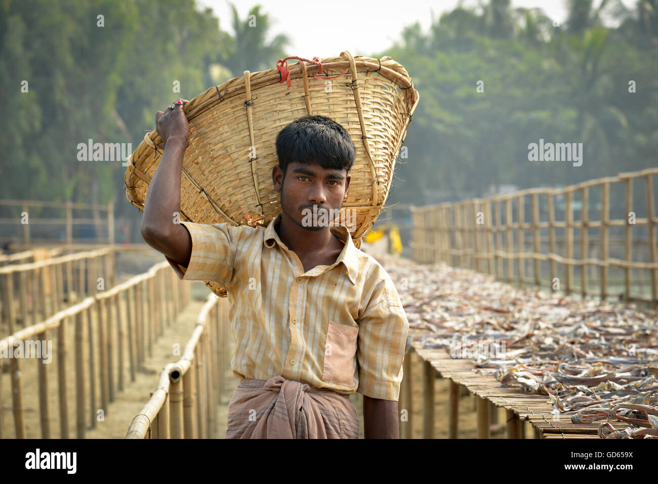 Lavoratore nel paese di pescatori, Cox's Bazar, Bangladesh Foto Stock