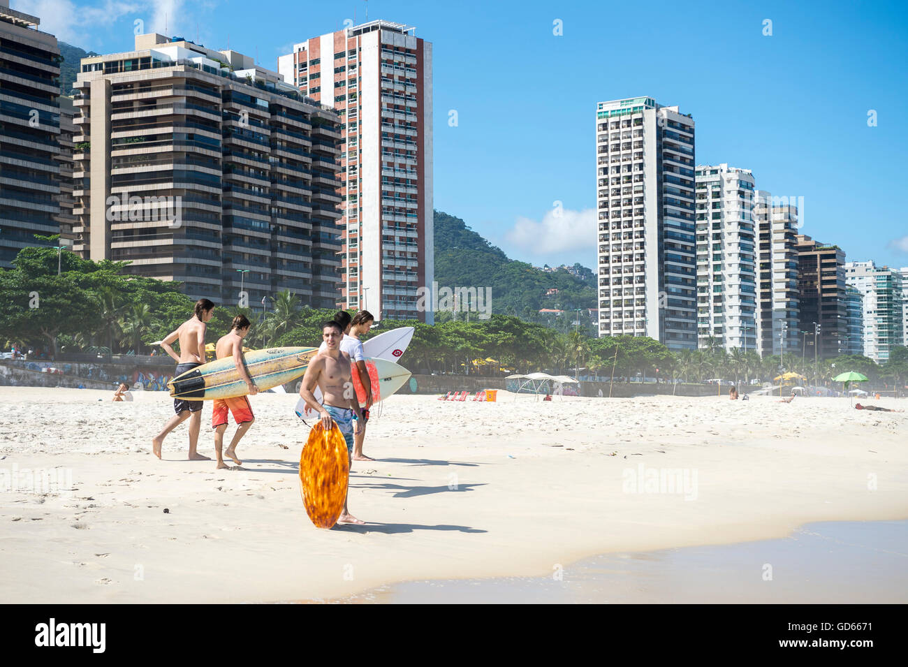 RIO DE JANEIRO - MARZO 19, 2016: un gruppo di giovani surfisti brasiliano a piedi lungo la costa di São Conrado Beach. Foto Stock