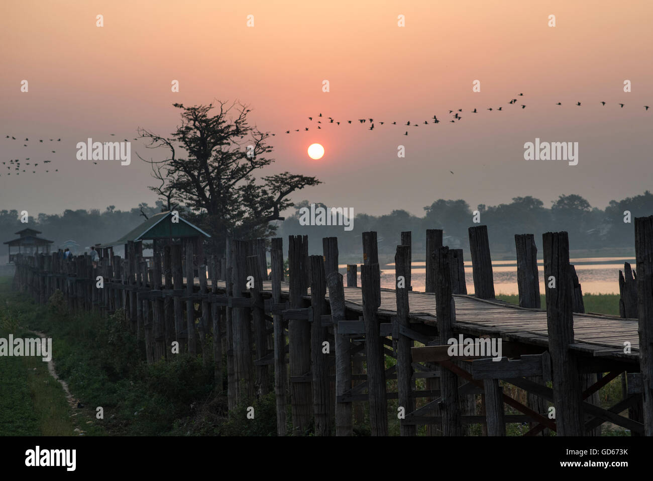 U Bein bridge a Sunrise, Amarapura, Myanmar. Foto Stock