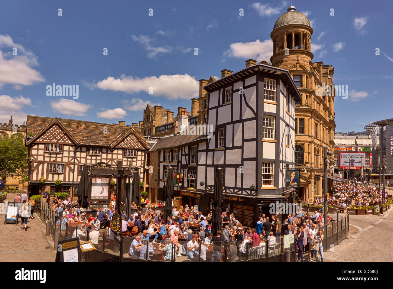 L'Old Wellington Inn e il Sinclairs Oyster Bar, popolarmente conosciuti come 'The Shambles' in Exchange Square Manchester, Inghilterra. Foto Stock