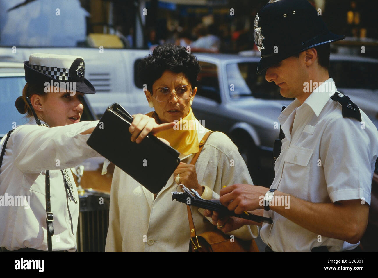 Gli ufficiali di polizia a dare indicazioni per una donna. Londra. In Inghilterra. Regno Unito Foto Stock