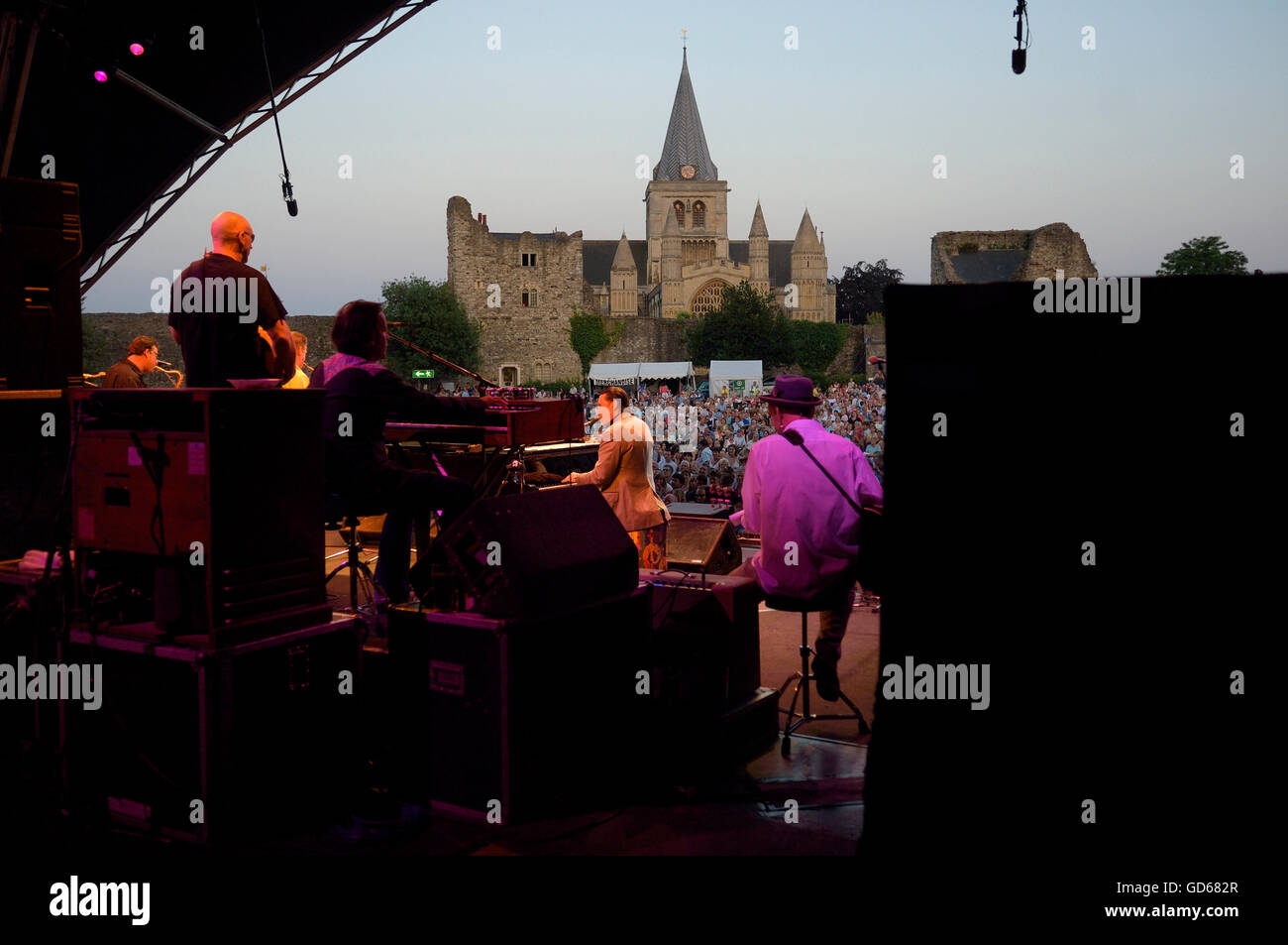 Jools Holland e la band suonare dal vivo presso Rochester. Kent. In Inghilterra. Regno Unito Foto Stock