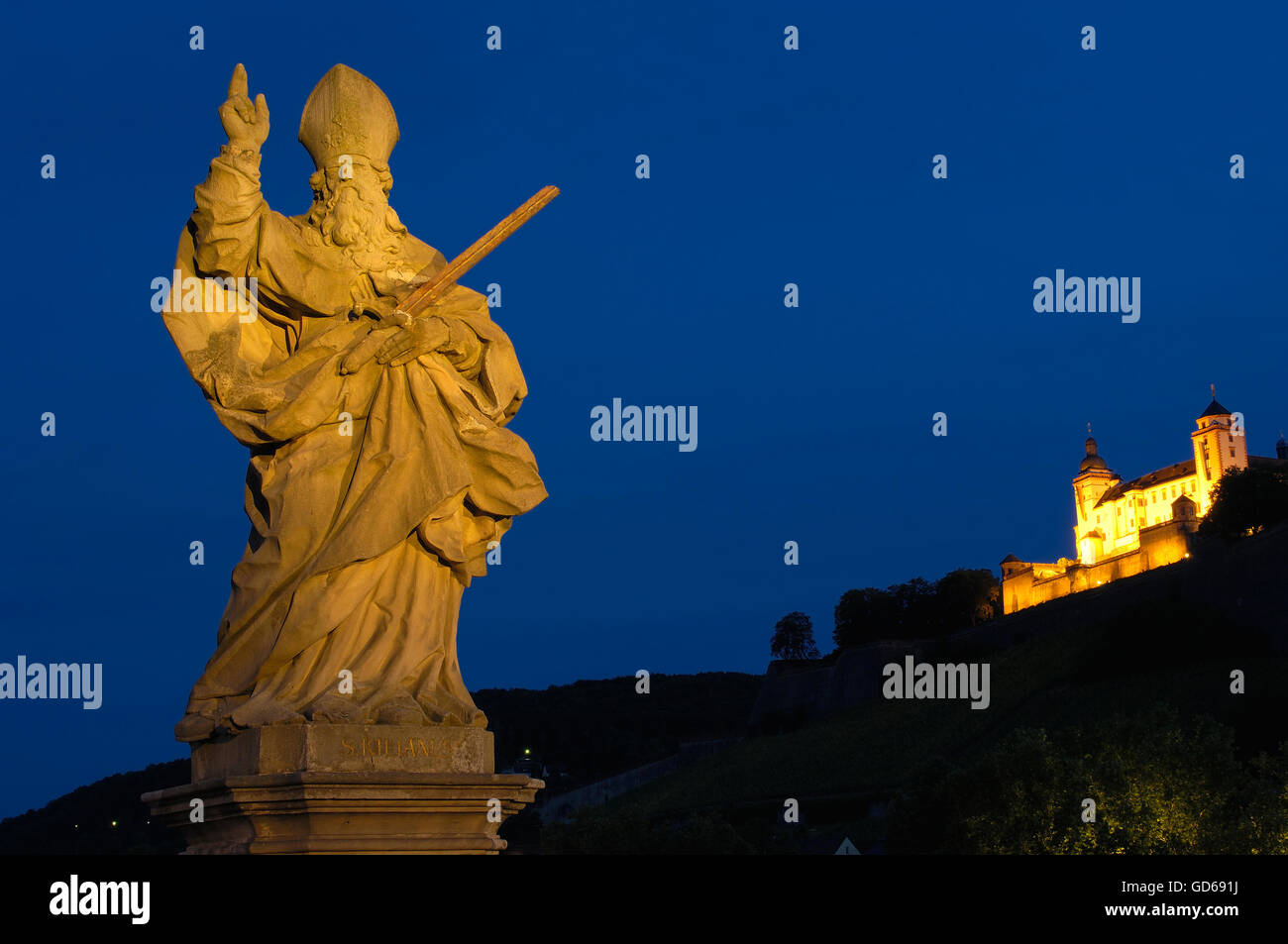 Il vecchio ponte principale, Fortezza di Marienberg, Wurzburg, Sito Patrimonio Mondiale dell'UNESCO, Romantische Strasse, la Strada Romantica, Franconia, Baviera, Germania, Europa Foto Stock