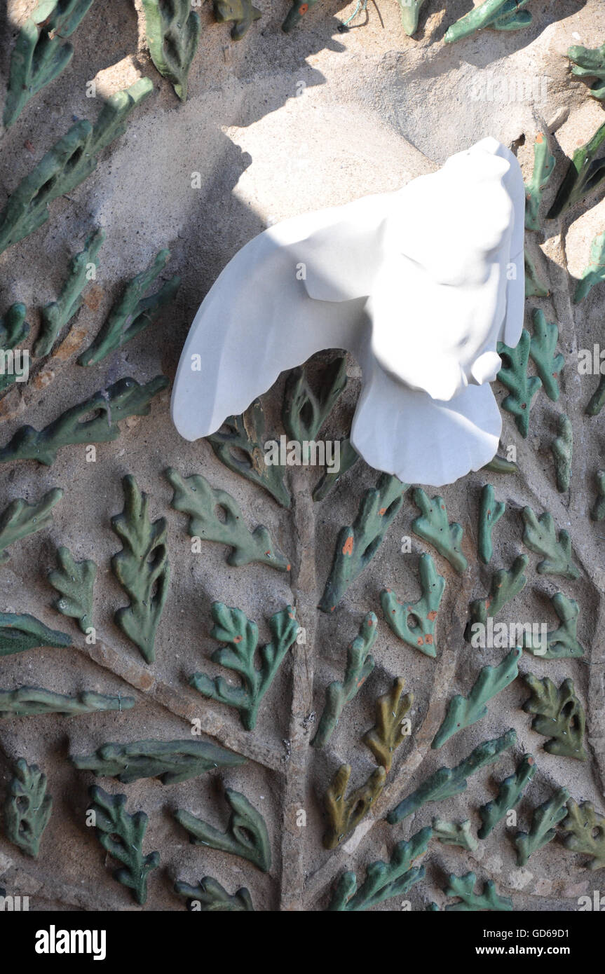 Close up di un uccello scultura su uno sfondo tracery di foglie e rami sulla chiesa della Sagrada Familia, Barcelona, Spagna da un Foto Stock