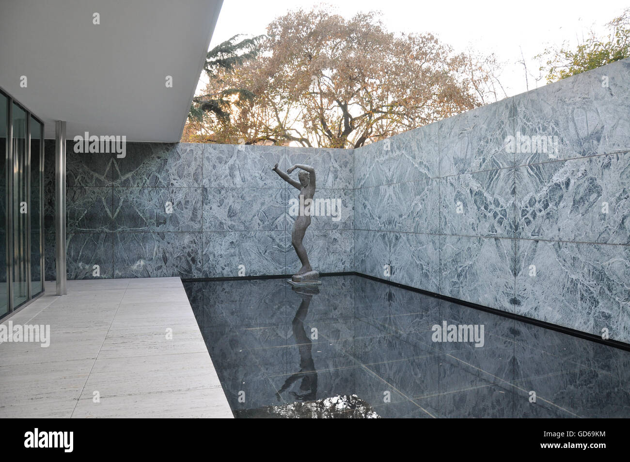 Patio con statua femminile di Georg Kolbe in corrispondenza di uno spigolo e poco profonda piscina riflettente Padiglione di Barcellona di Ludwig Mies van der Rohe Foto Stock