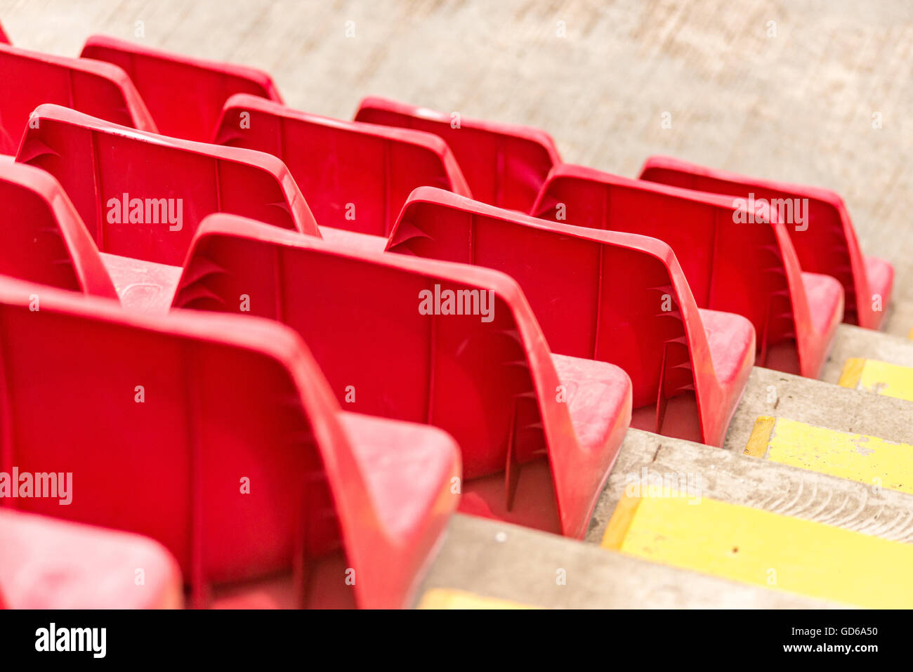 Righe di rosso stadium posti su supporti in calcestruzzo Foto Stock