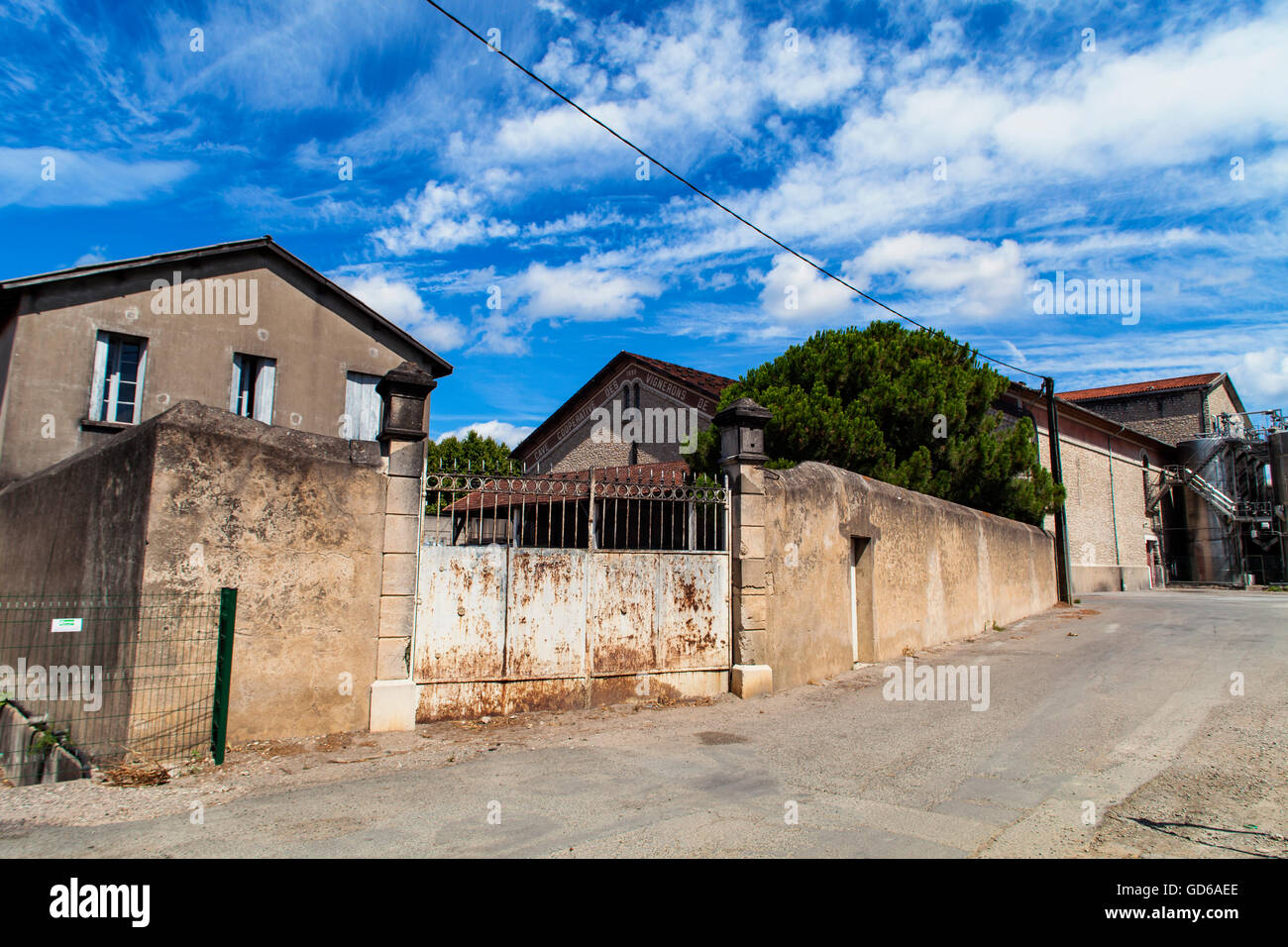 CRUZY, Francia - Luglio 25, 2015: Dettaglio di Cruzy cantina di vini in Francia. Fondata nel 1933, oggi produce 25.000 ettolitri di vini Foto Stock