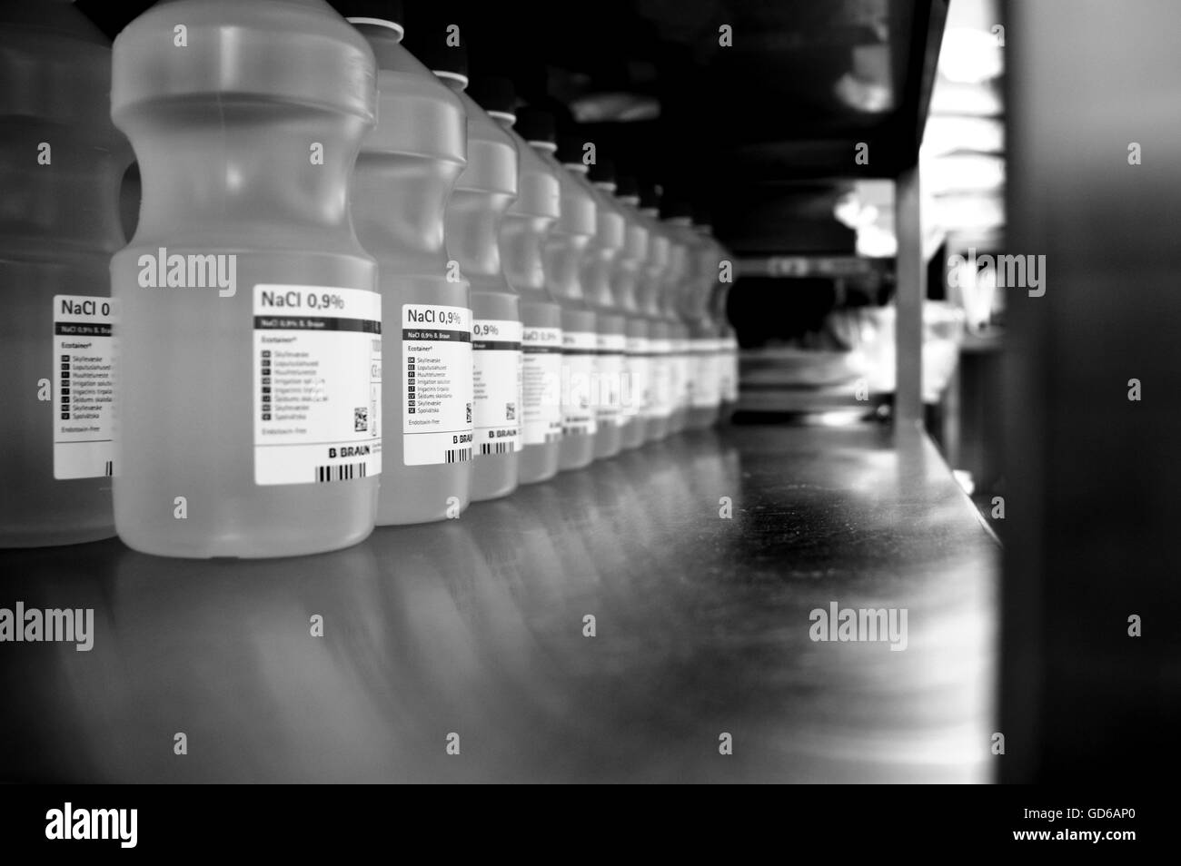 Blackandwhite,adorabili,waldisputninsphotography,geometria,abstract,l'arte,moody,creative,prospettiva,medicina,medicalequipmen,NaCl Foto Stock