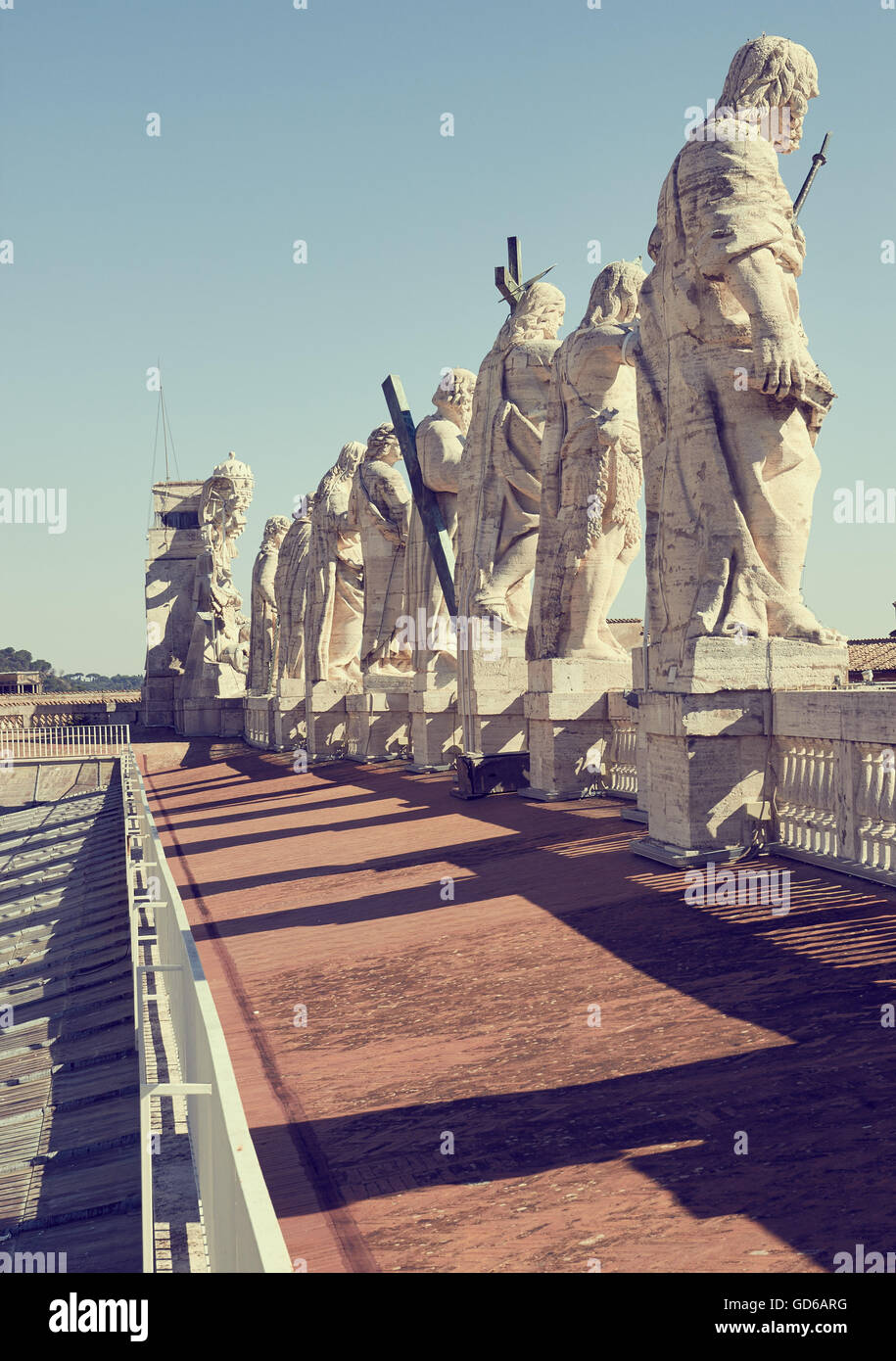 13 statue in travertino di Cristo, san Giovanni Battista e di undici apostoli sopra la facciata della Basilica di San Pietro Roma Lazio Italia Europa Foto Stock
