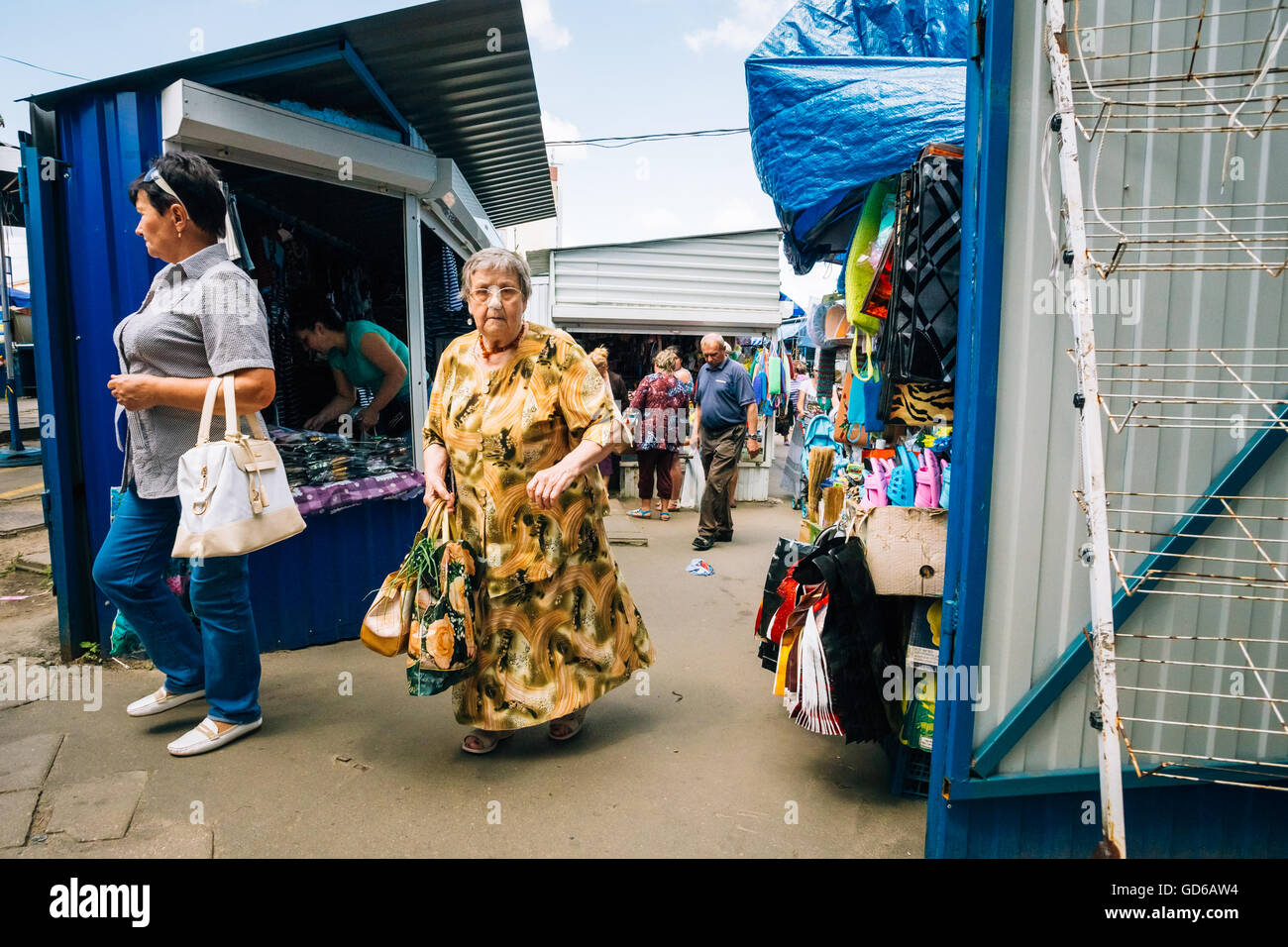 GOMEL, Bielorussia - Giugno 10, 2014: una donna non identificato è sul mercato locale Foto Stock