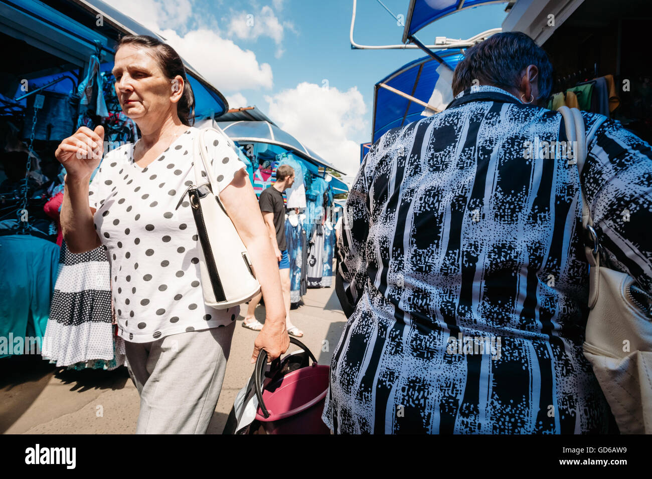 GOMEL, Bielorussia - Giugno 10, 2014: una donna non identificato è sul mercato locale Foto Stock