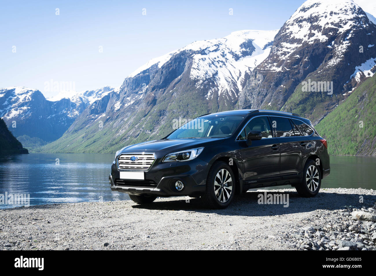 Subaru Outback circondato da del fiordo e delle montagne Foto Stock