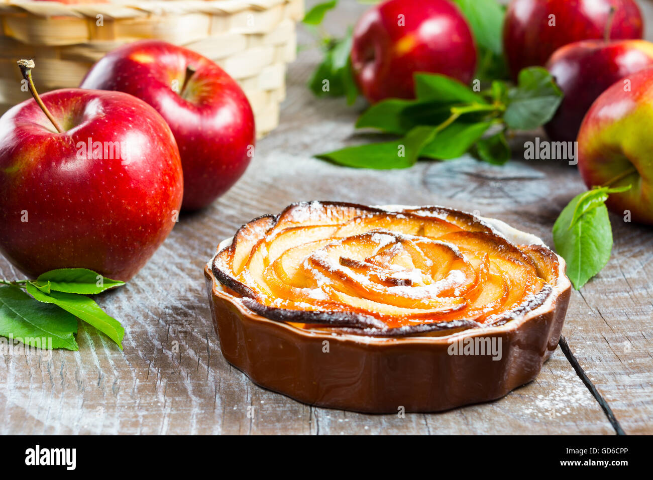 Puff apple rose a forma di torta. Dolci fatti in casa apple dessert torta. In casa apple pasticceria Rosa. Foto Stock