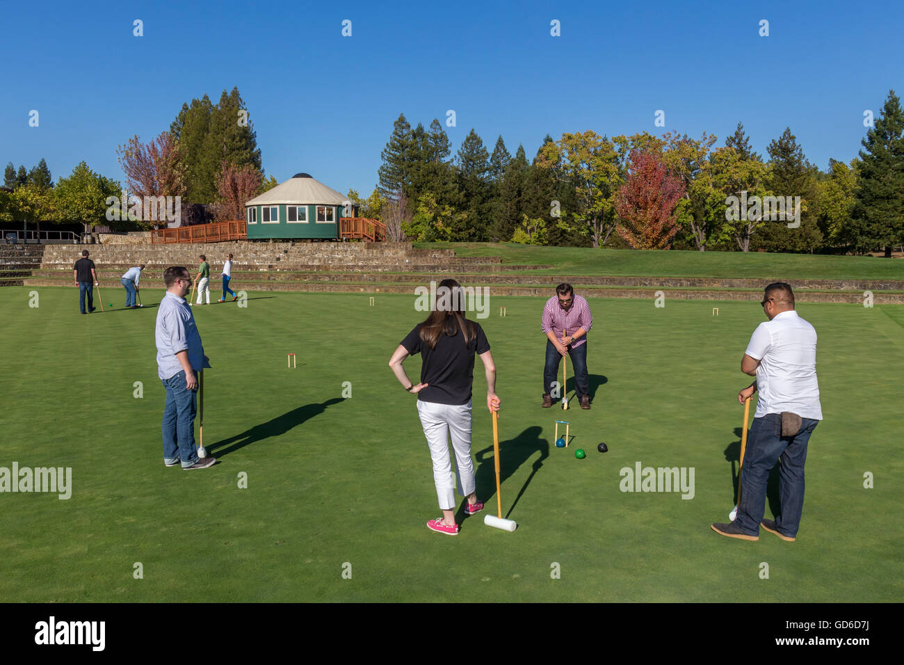 Persone, giocando a croquet, croquet giocatori, gioco di croquet, degustazione di vino, Sonoma-Cutrer vigneti, Sonoma-Cutrer, Sonoma Cutrer, Windsor, California Foto Stock