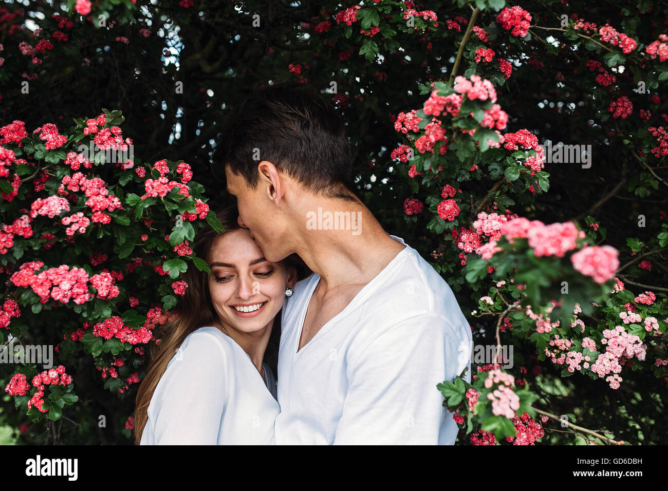 Giovane coppia felice in amore all'aperto Foto Stock