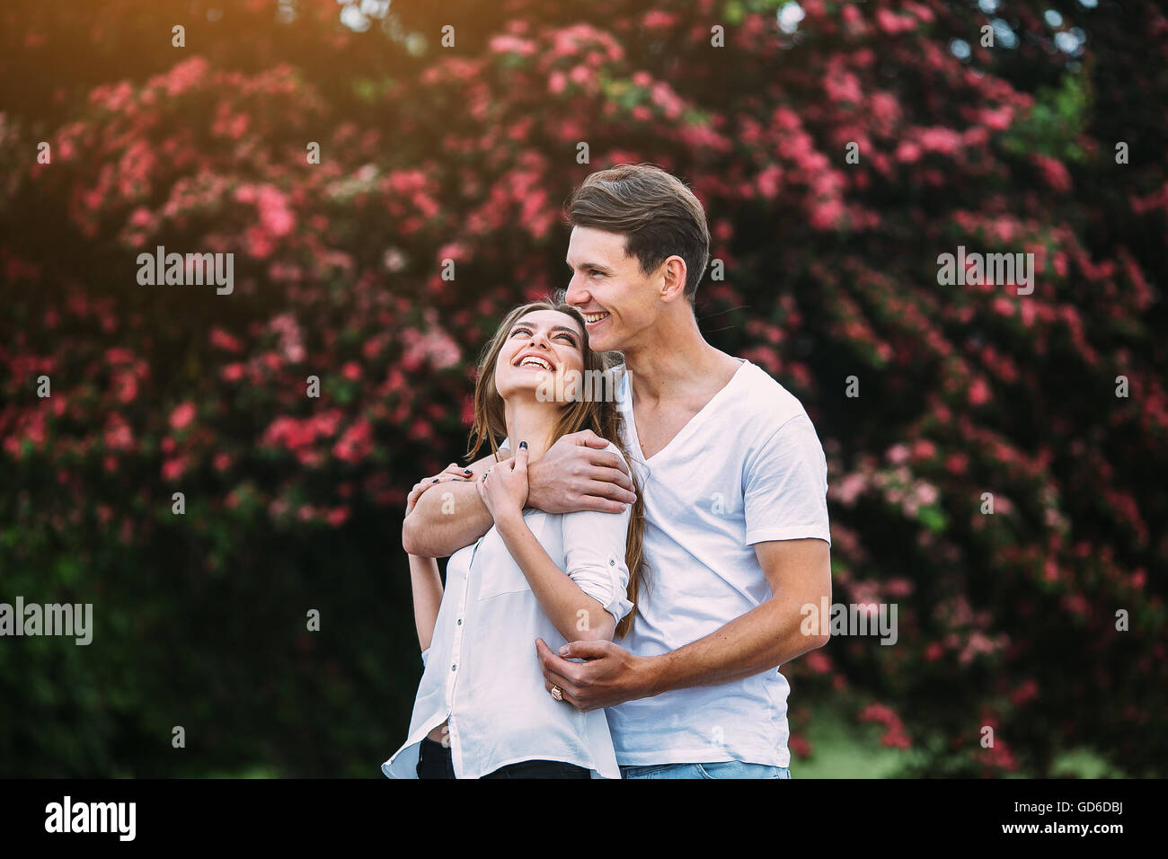 Giovane coppia felice in amore all'aperto Foto Stock