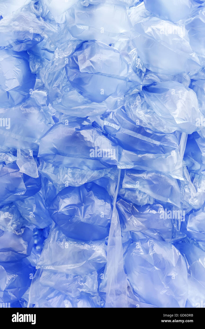 Pila di vuoto azzurro sacchetti di plastica usa e getta come sfondo Foto Stock