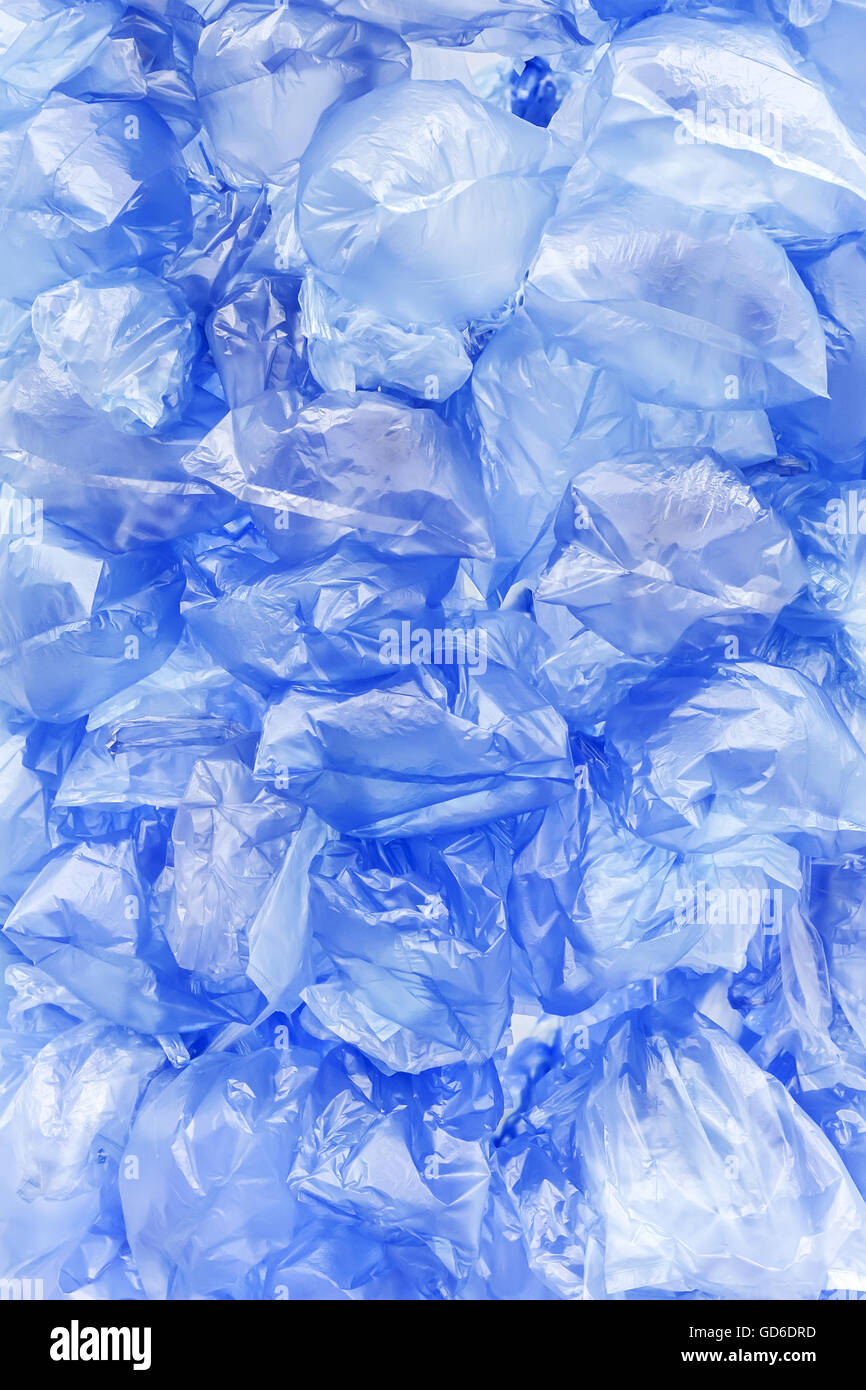 Pila di vuoto azzurro sacchetti di plastica usa e getta come sfondo Foto Stock