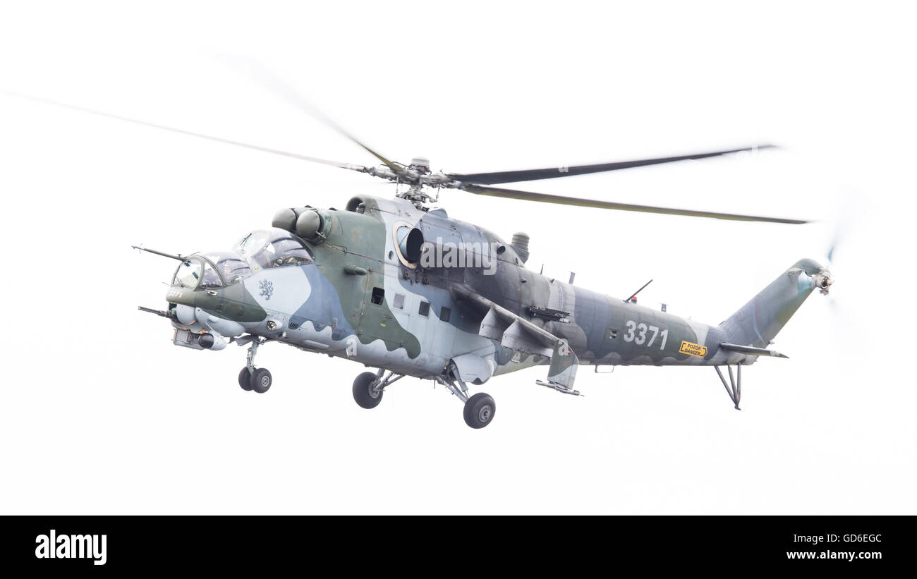 LEEUWARDEN, PAESI BASSI - giu 10, 2016: Repubblica ceca Air Force Mil Mi-24 Hind elicottero d'assalto di eseguire una dimostrazione Foto Stock