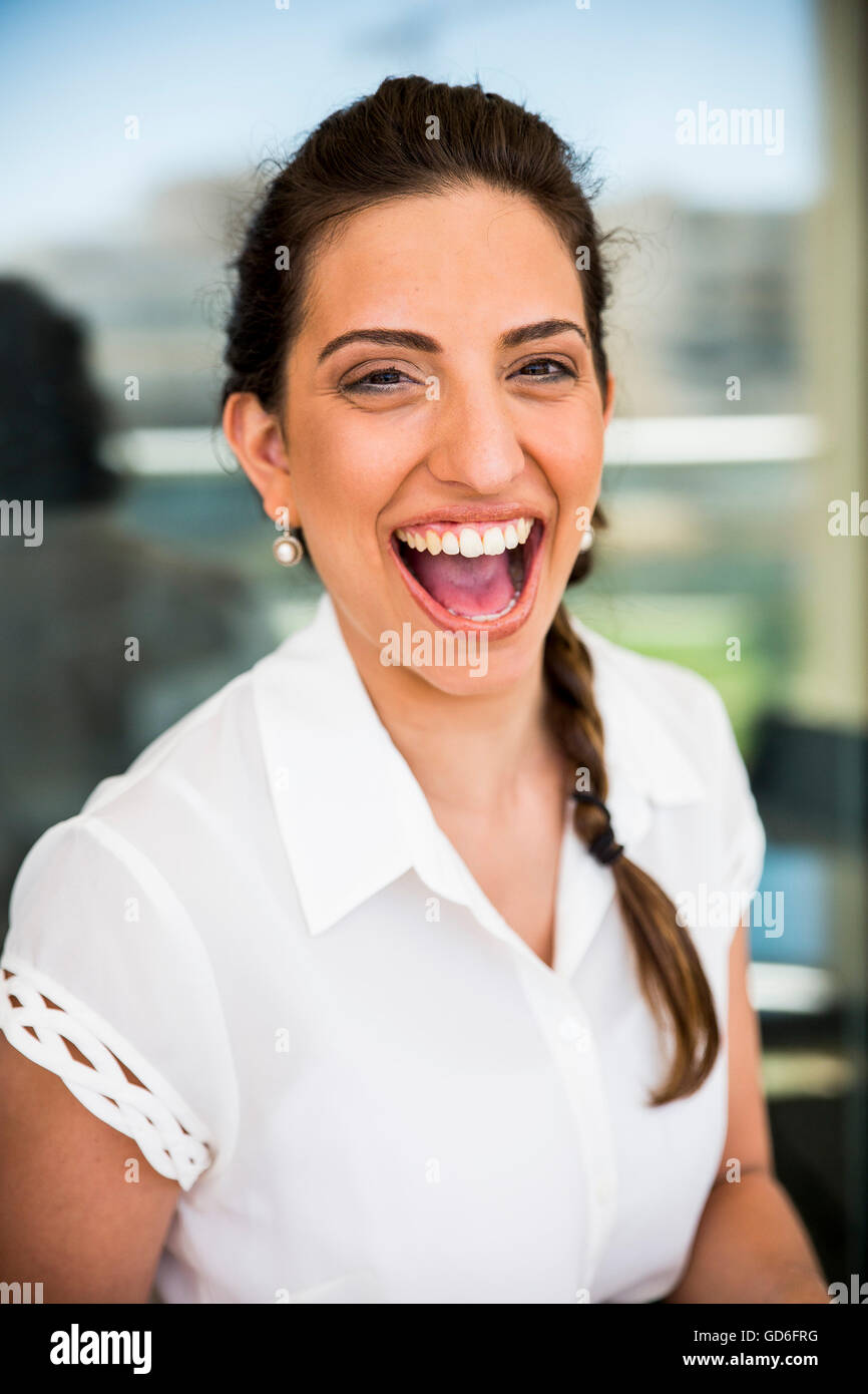 La felicità - una giovane donna sorridente un sorriso toothy Foto Stock