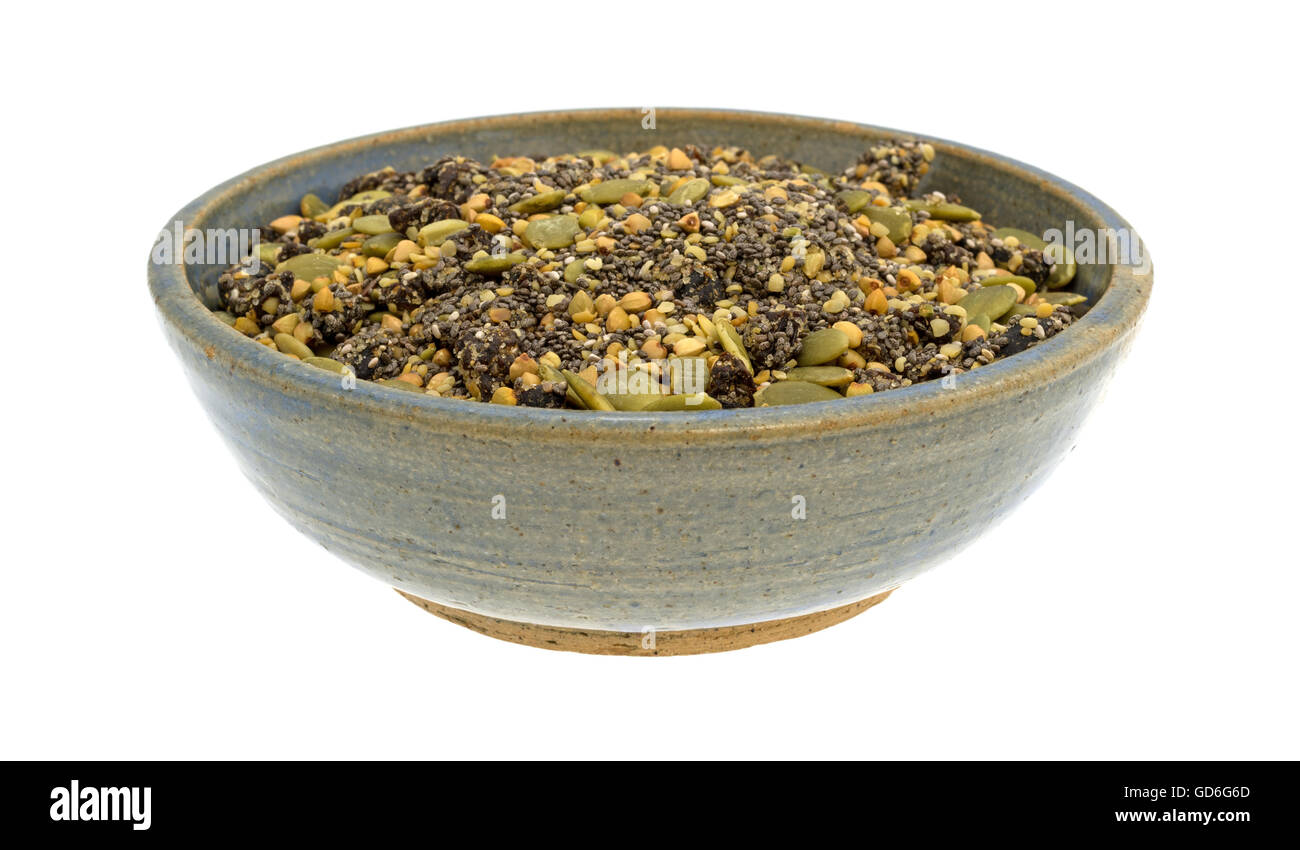 Una ciotola riempita di Chia, mirtillo palustre e semi di zucca di cereali per la colazione isolato su uno sfondo bianco. Foto Stock